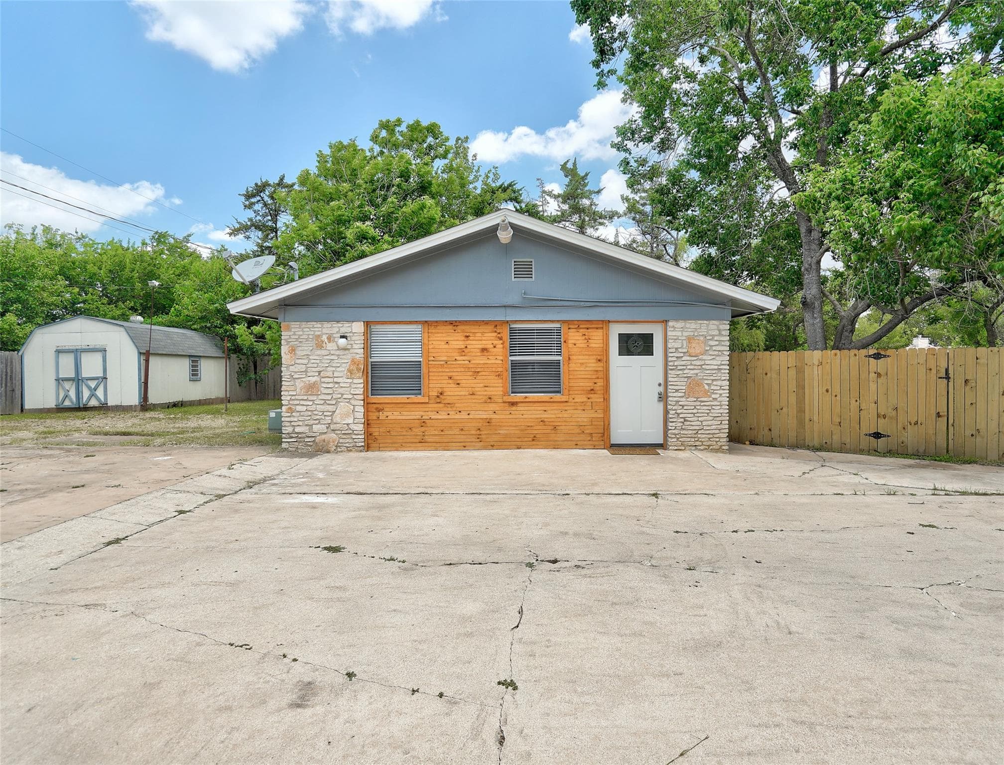 1806  Dixie Ln