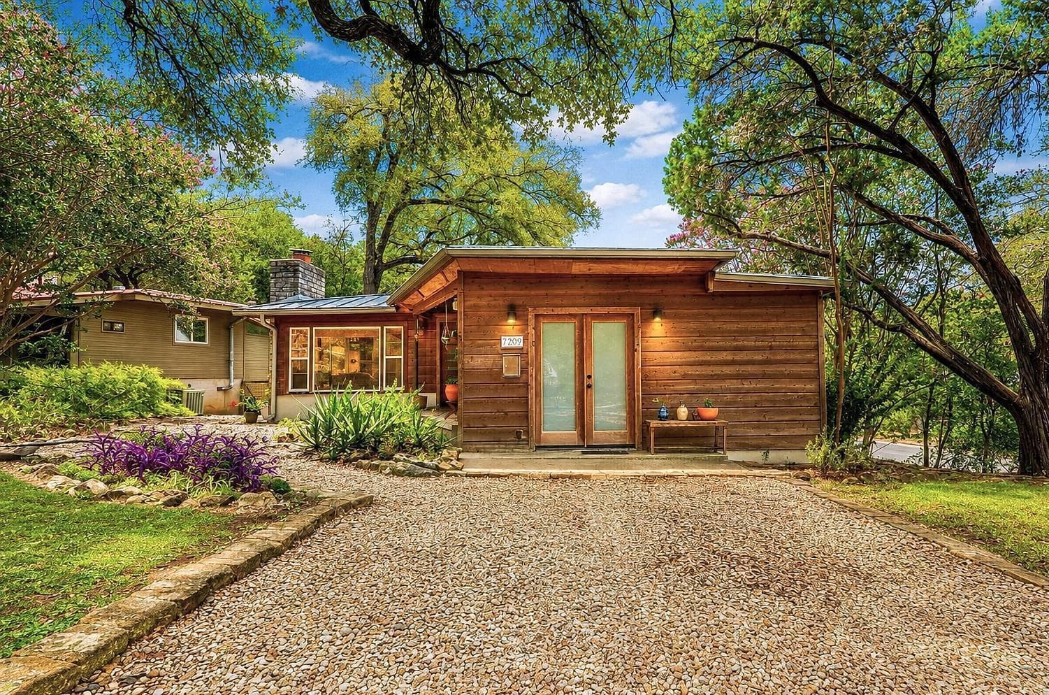 2209  La Casa Dr