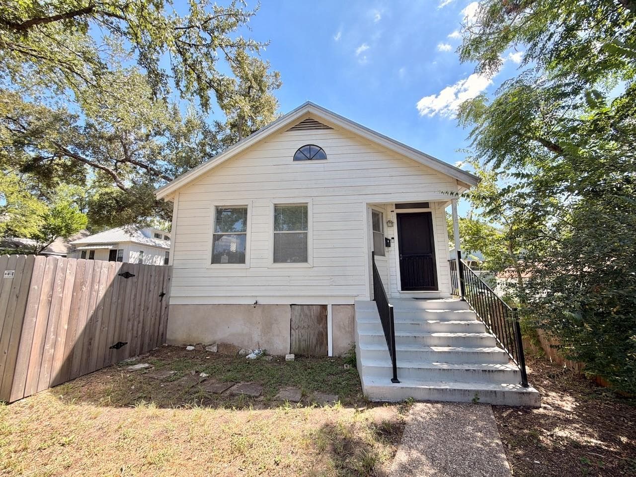 1615 W 11th St