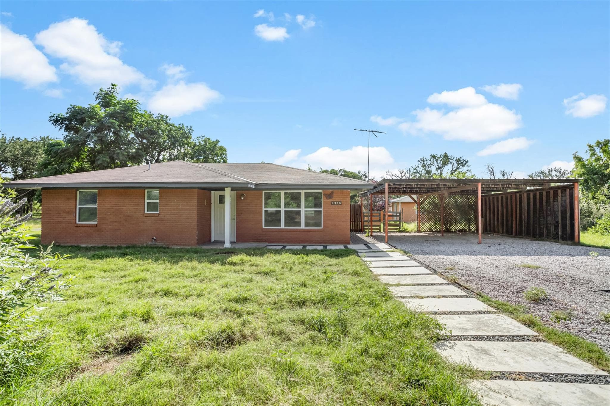 1708  Woodcrest Dr