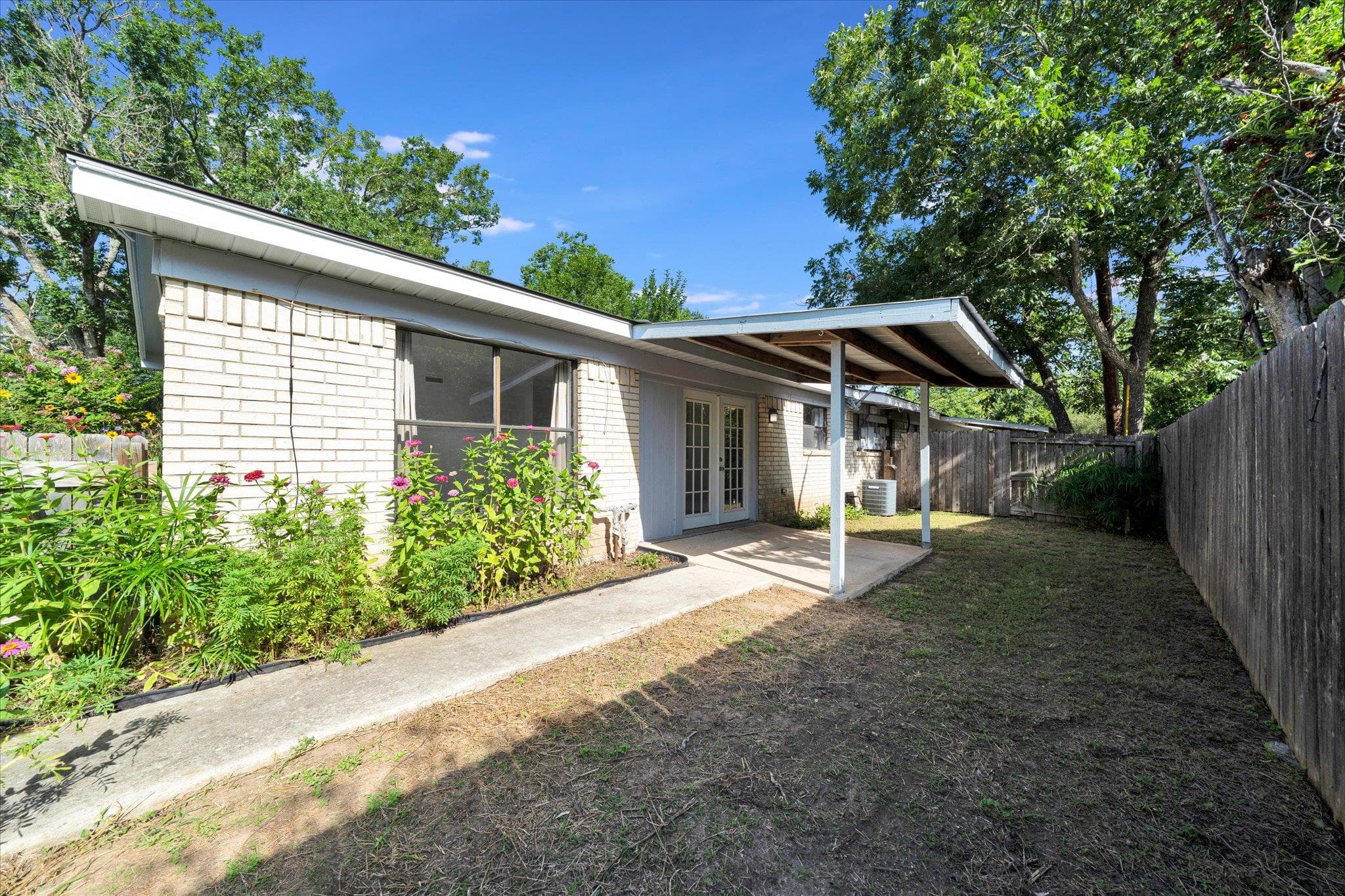 1129 W San Antonio St
