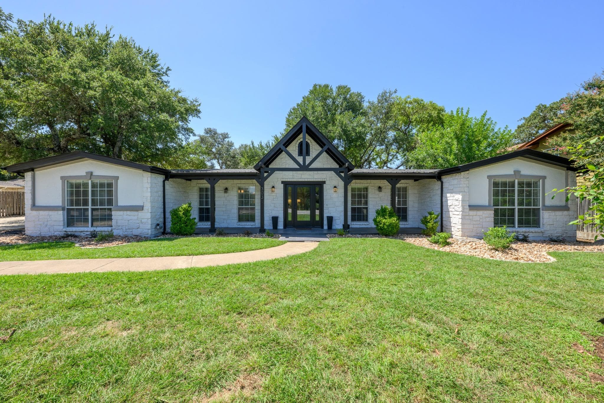 303  Lakeway Dr