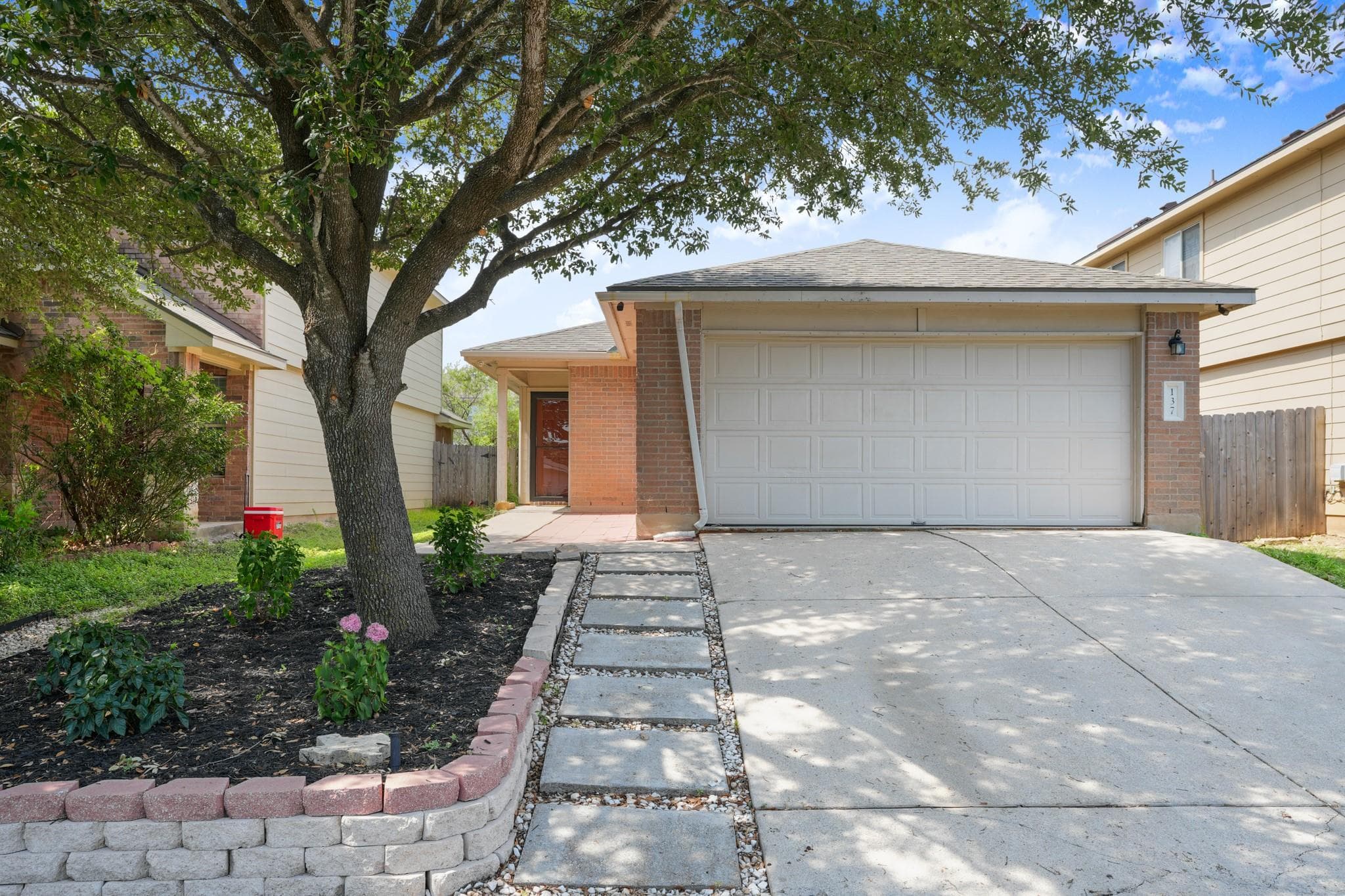 137  Hillhouse Ln