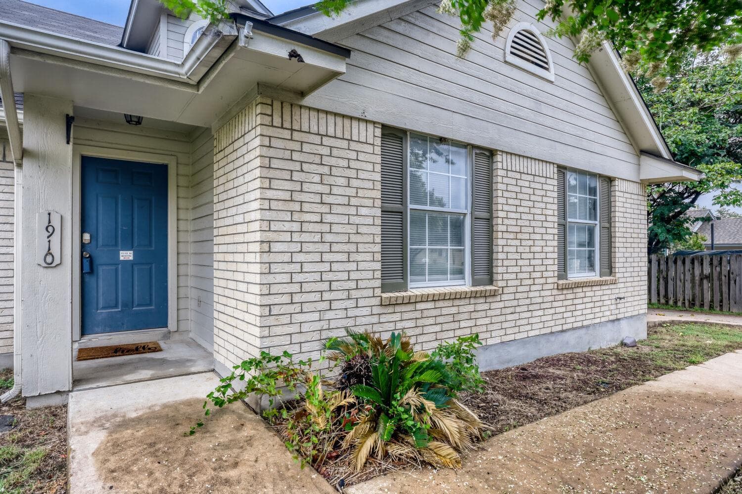 1910  Ireland Dr
