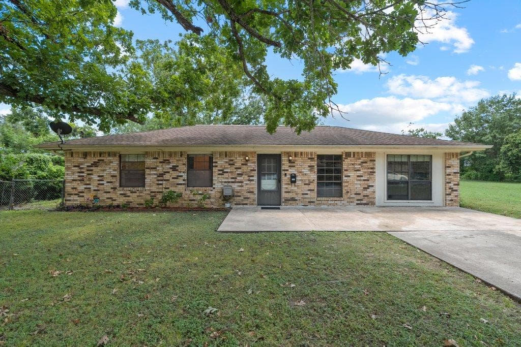 213  Atascosa St