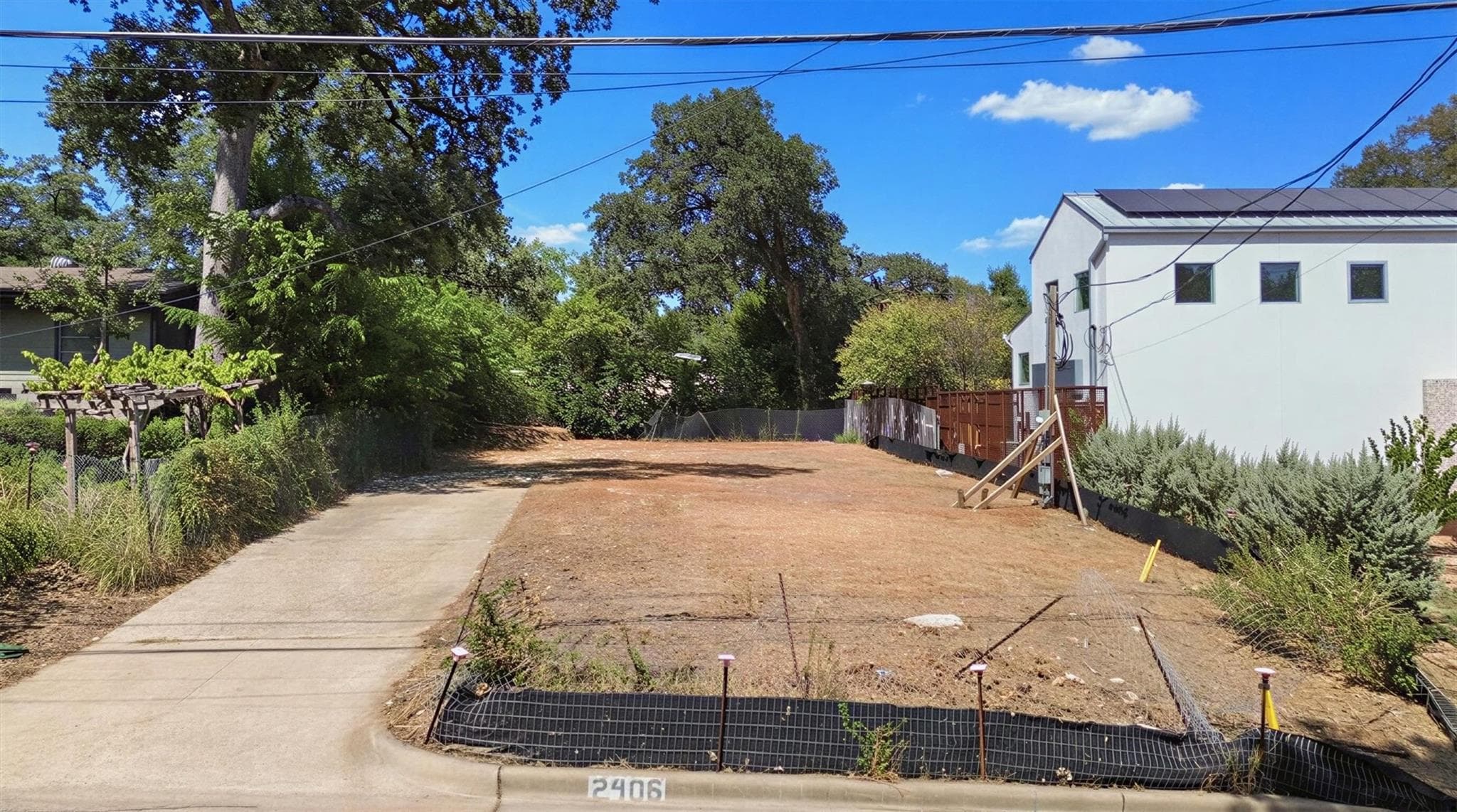 2406 W 10th St