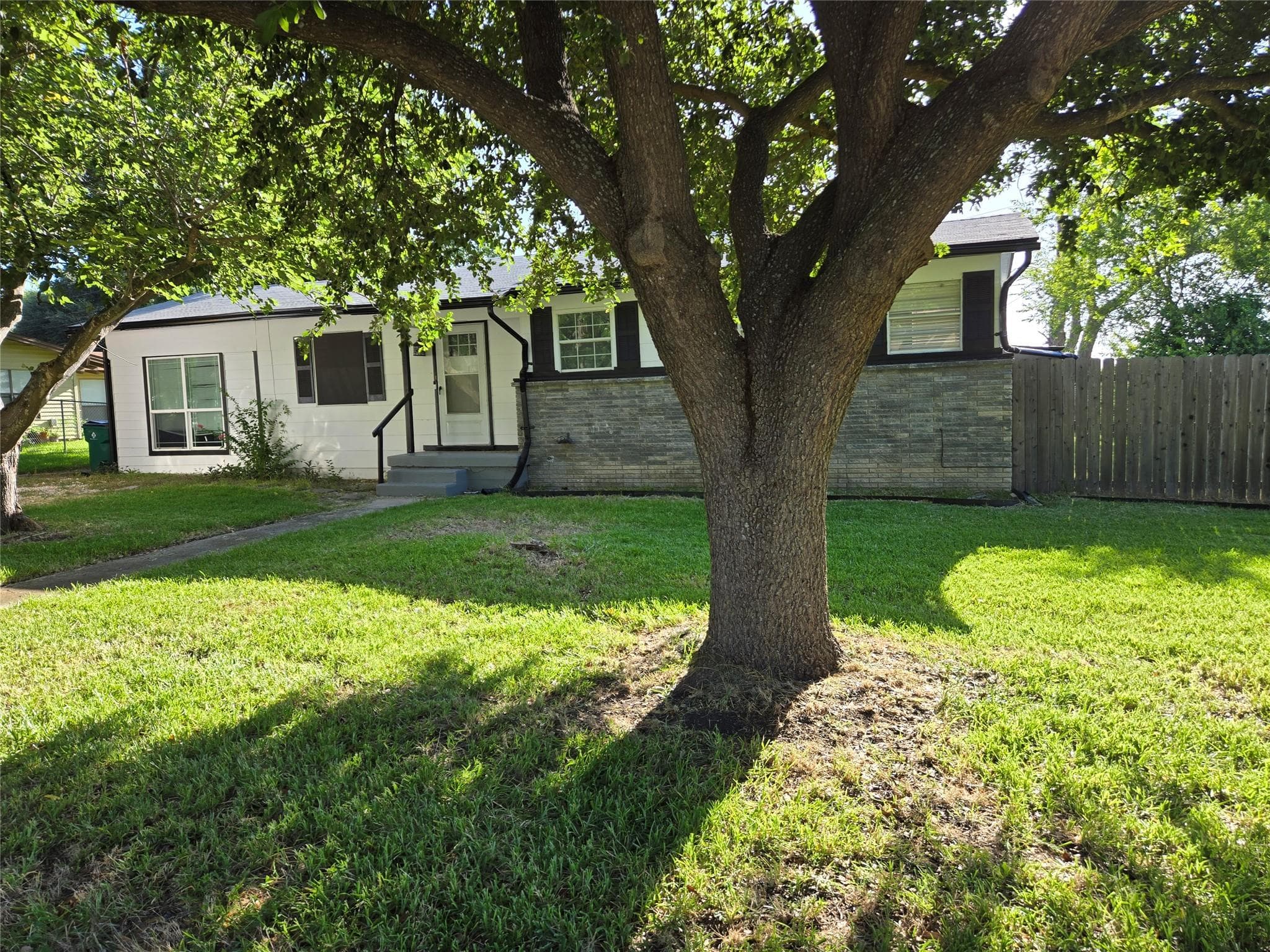 906  Debus Dr