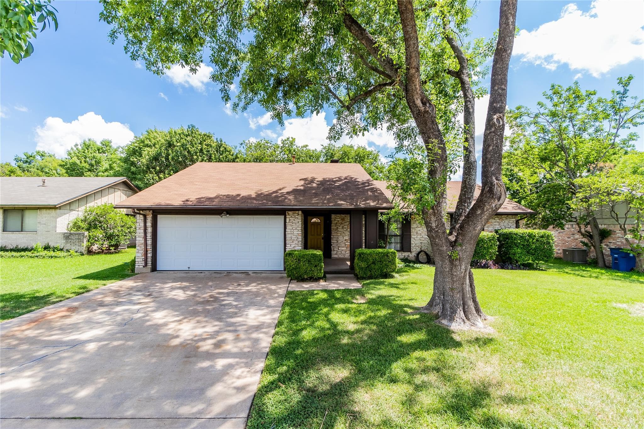 906 Red Cliff Dr