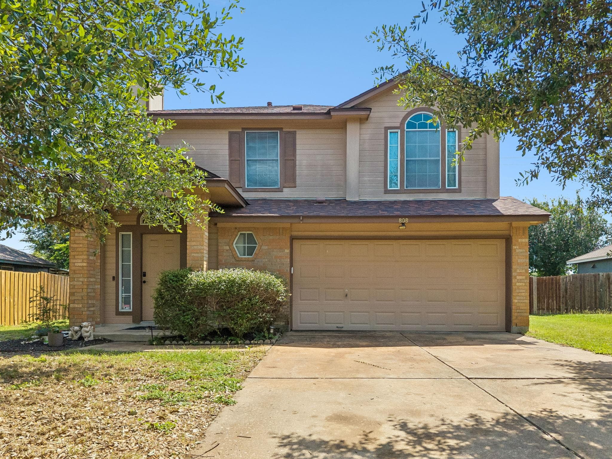 808 Red River Ln