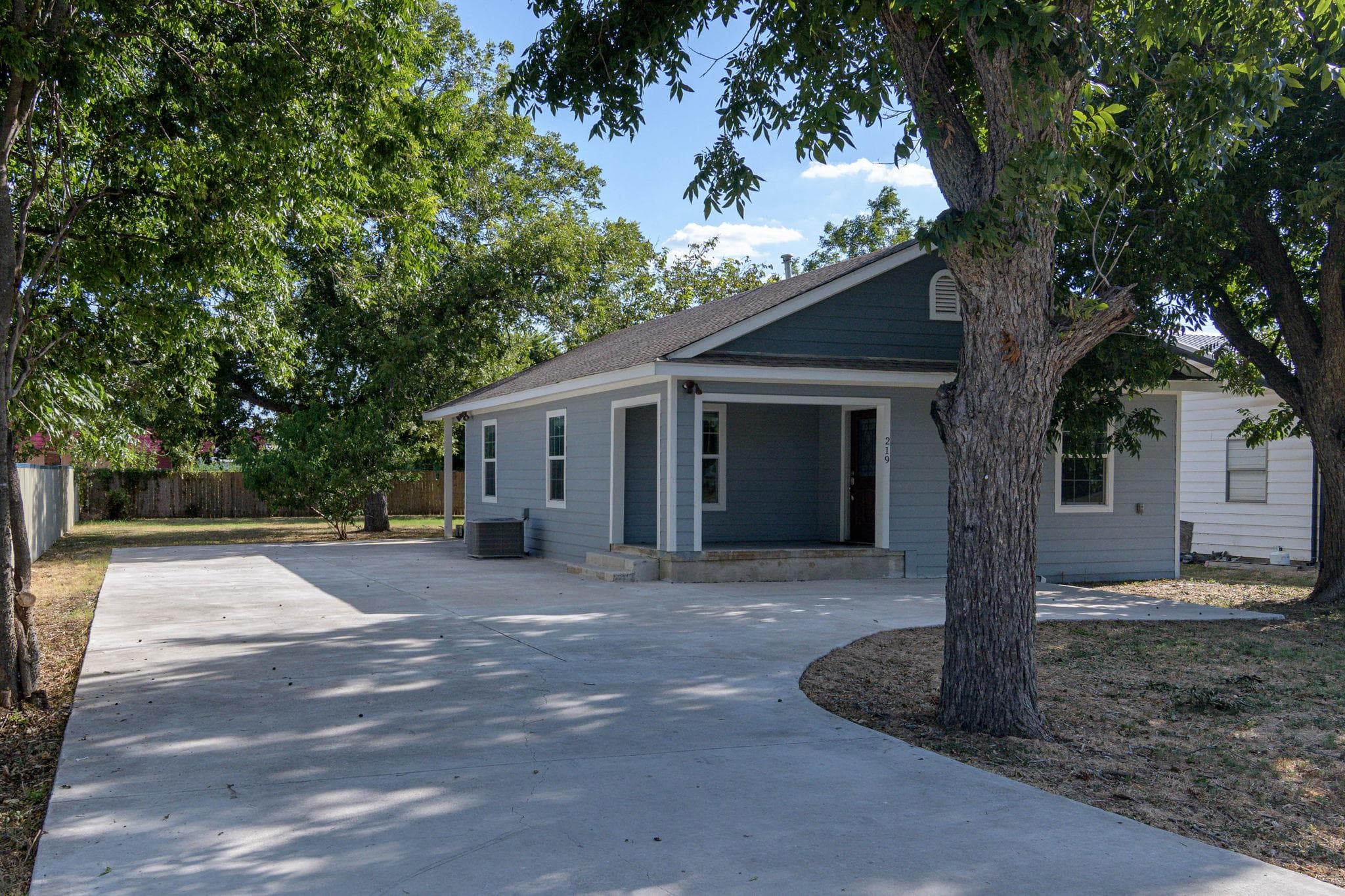 219 E Davilla St