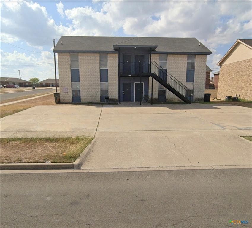 1501 Benttree Dr