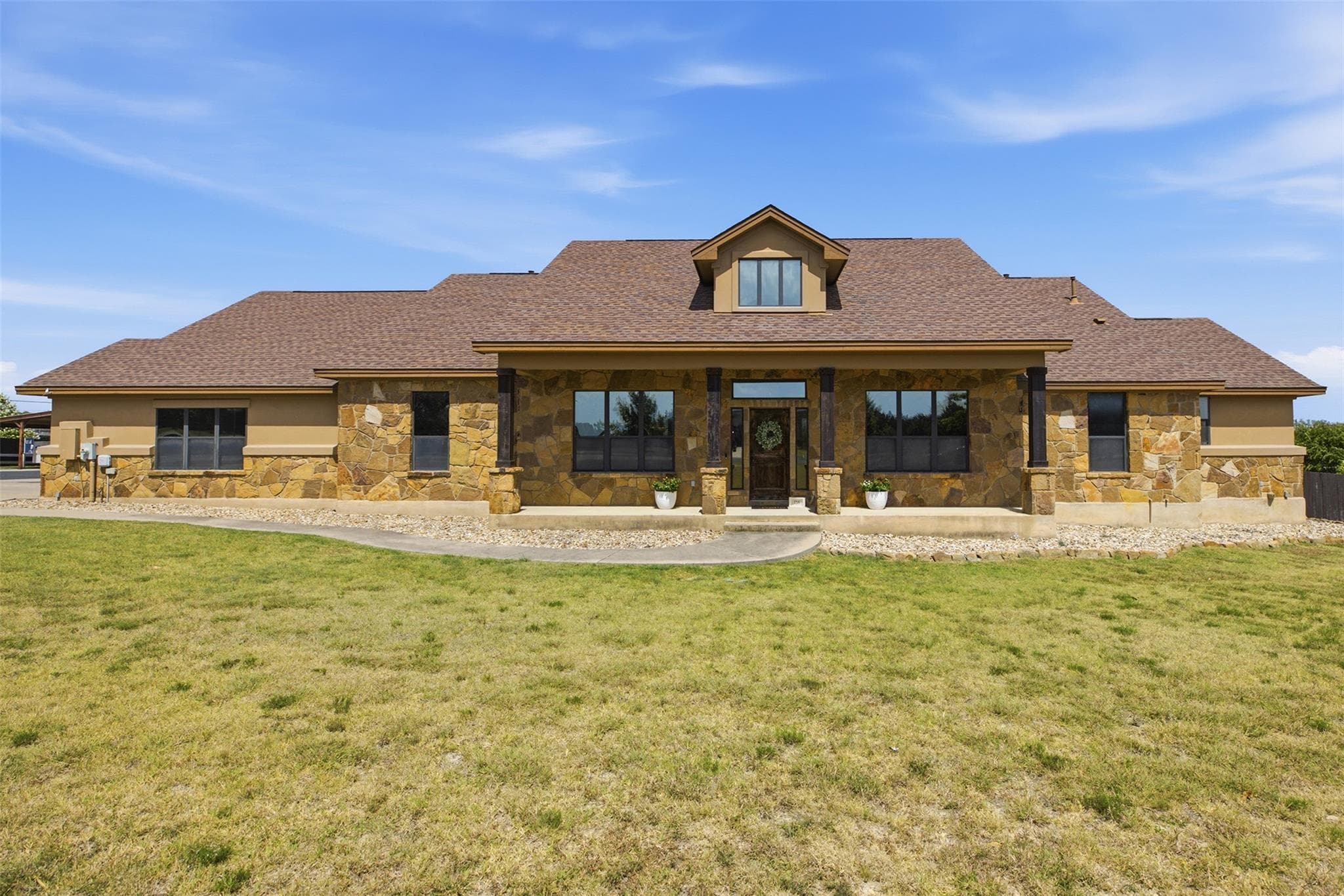 116  Sarahs Ln