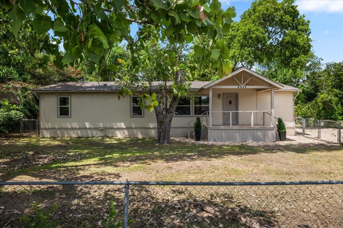2301  Sumac Ln