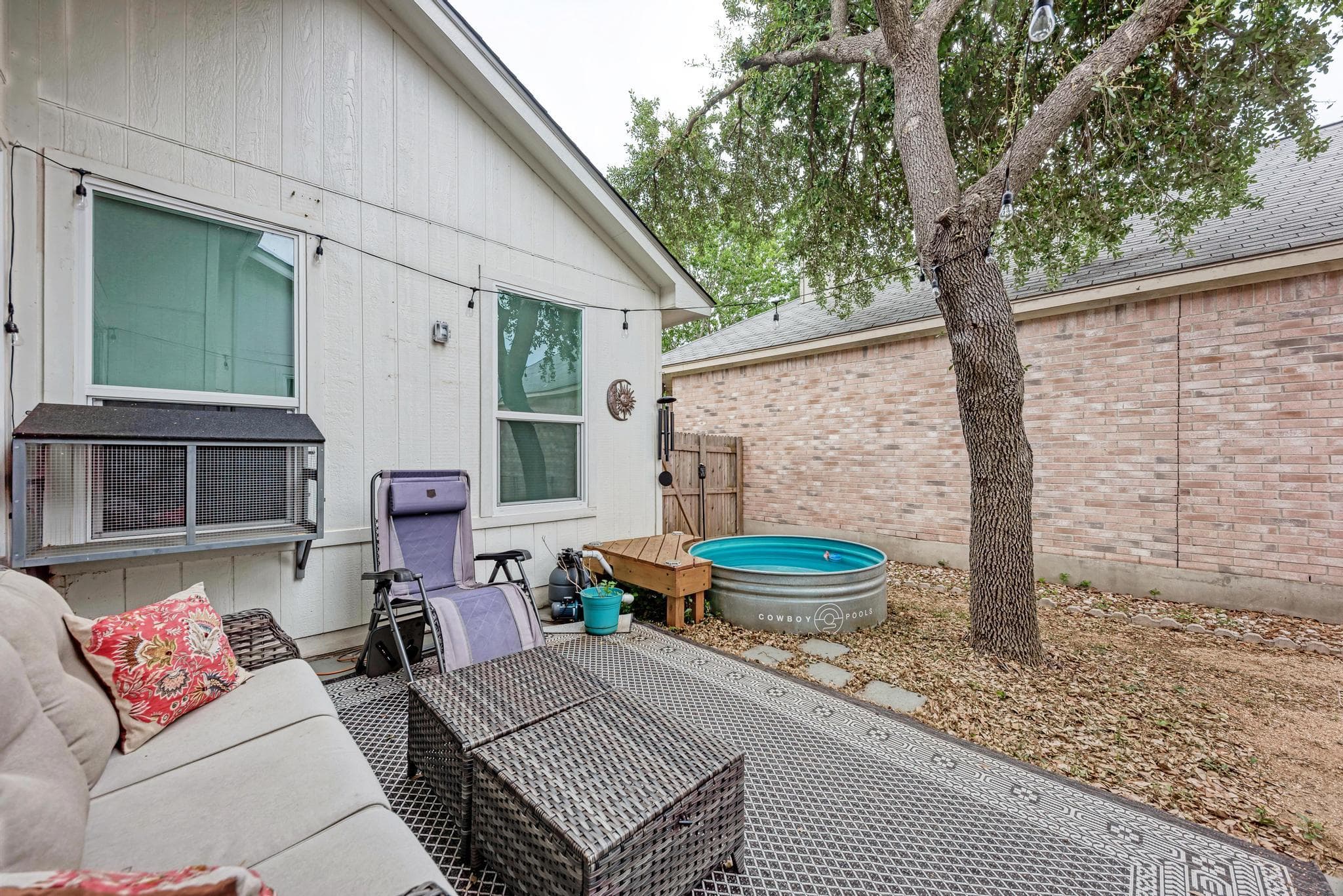 922  Thackeray Ln