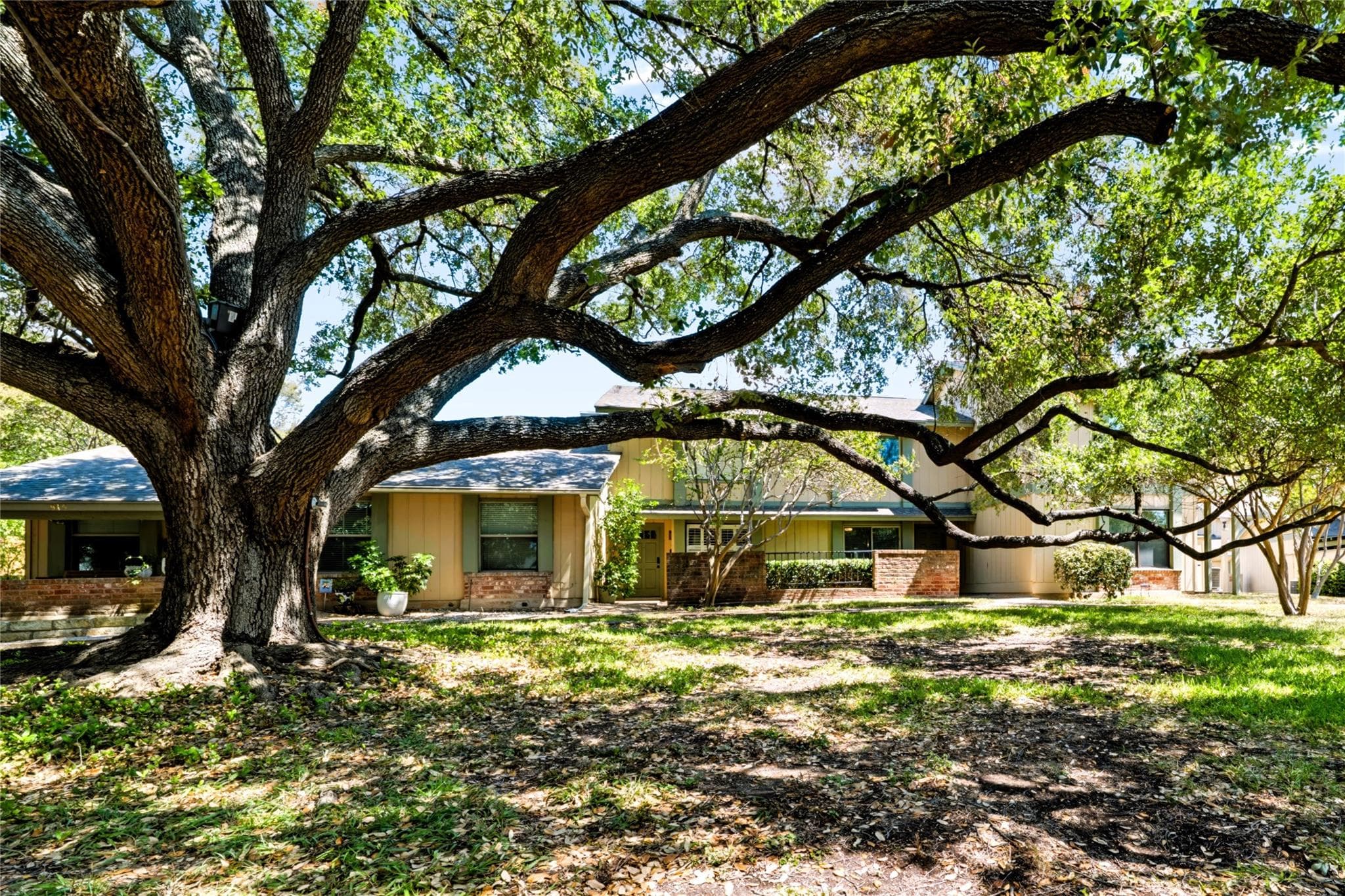 911 W Village Ln