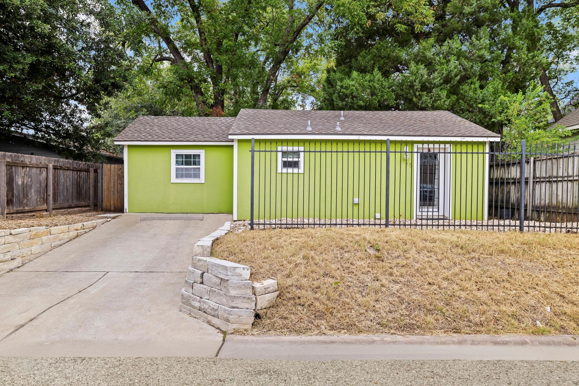 75  Pedernales St