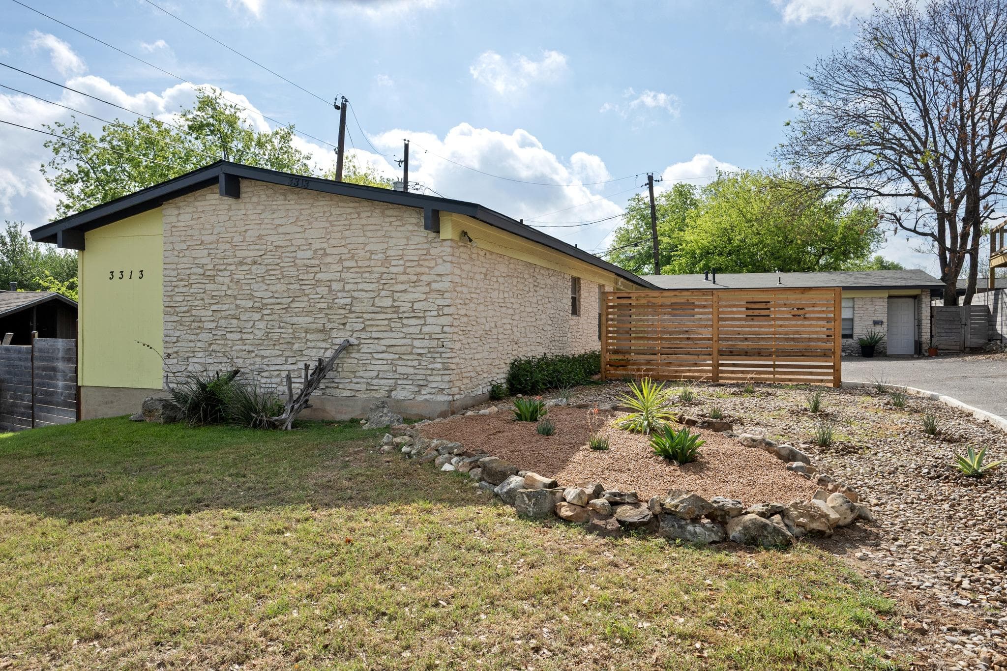 3313 S Oak Dr
