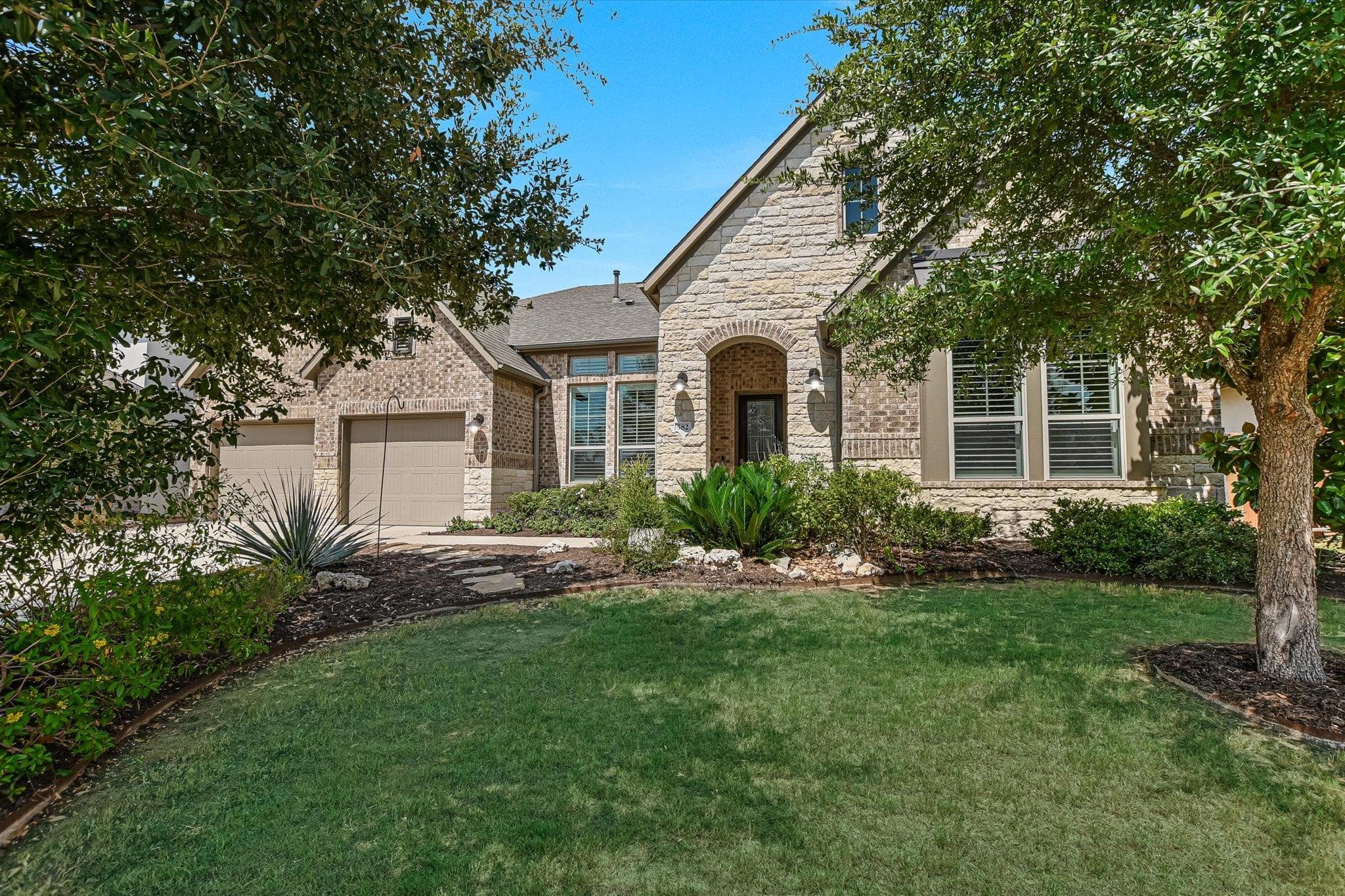 582  Peakside Cir