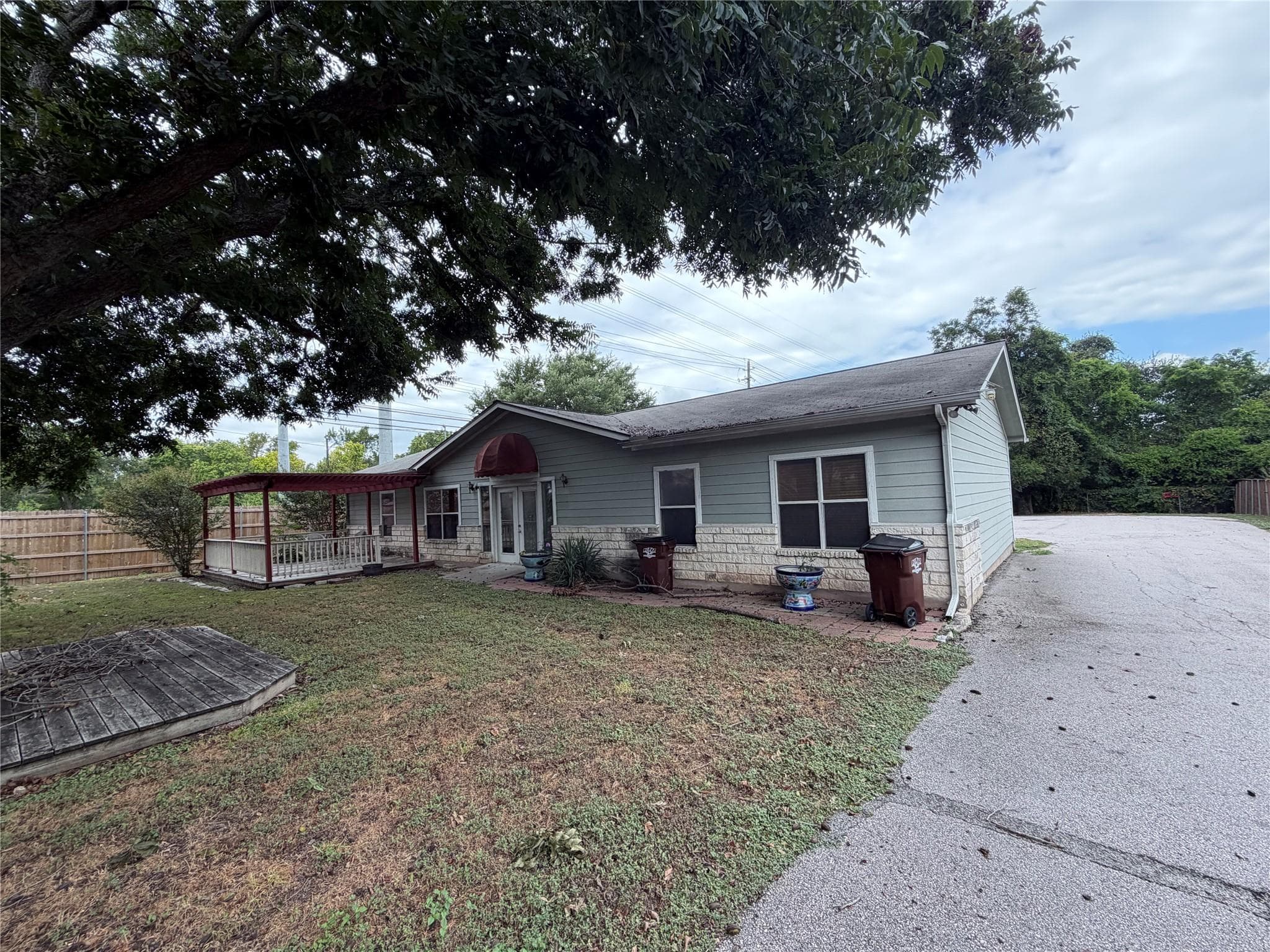 1512 W Howard Ln