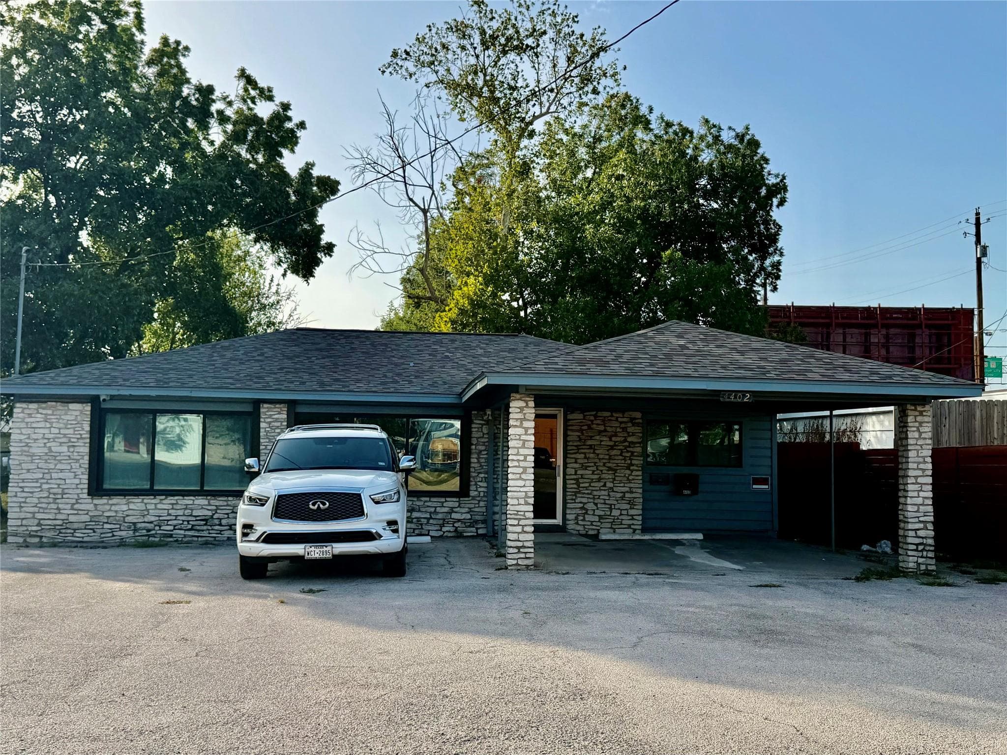 4402 MERLE Dr