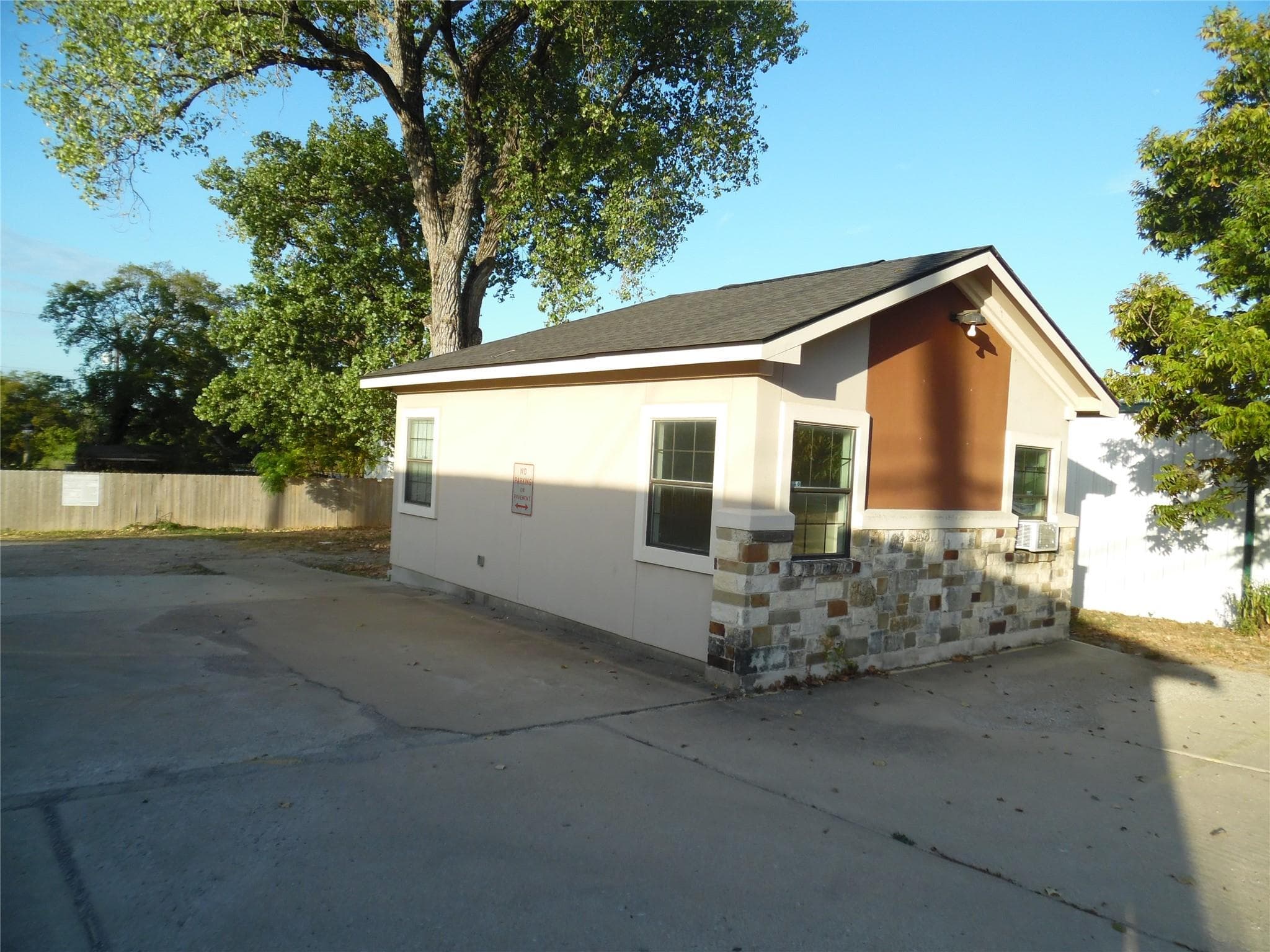 2609 W Howard Ln