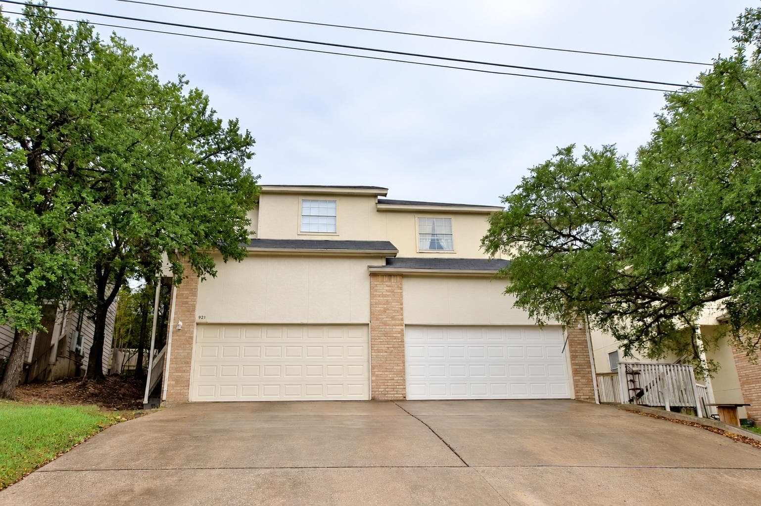 921-923  Sagewood Trl