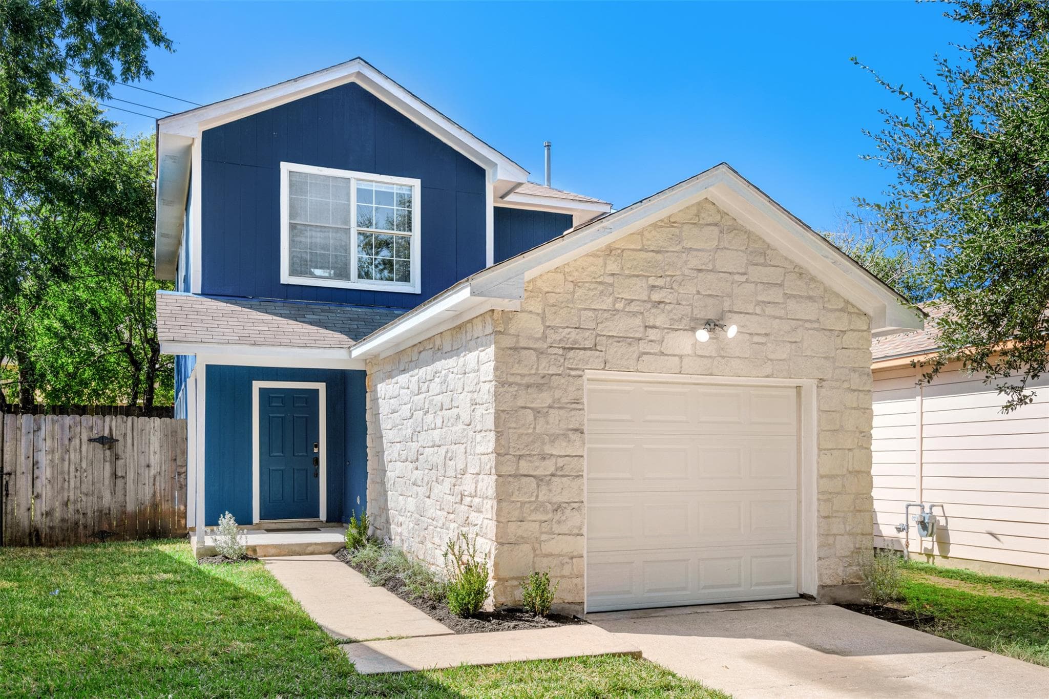 1562  Parkfield Cir