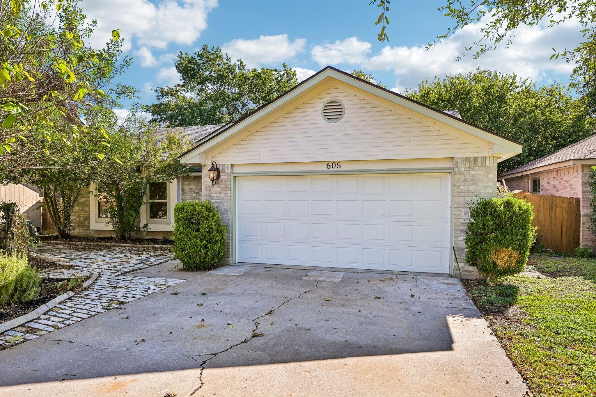605  Hawthorne Ln