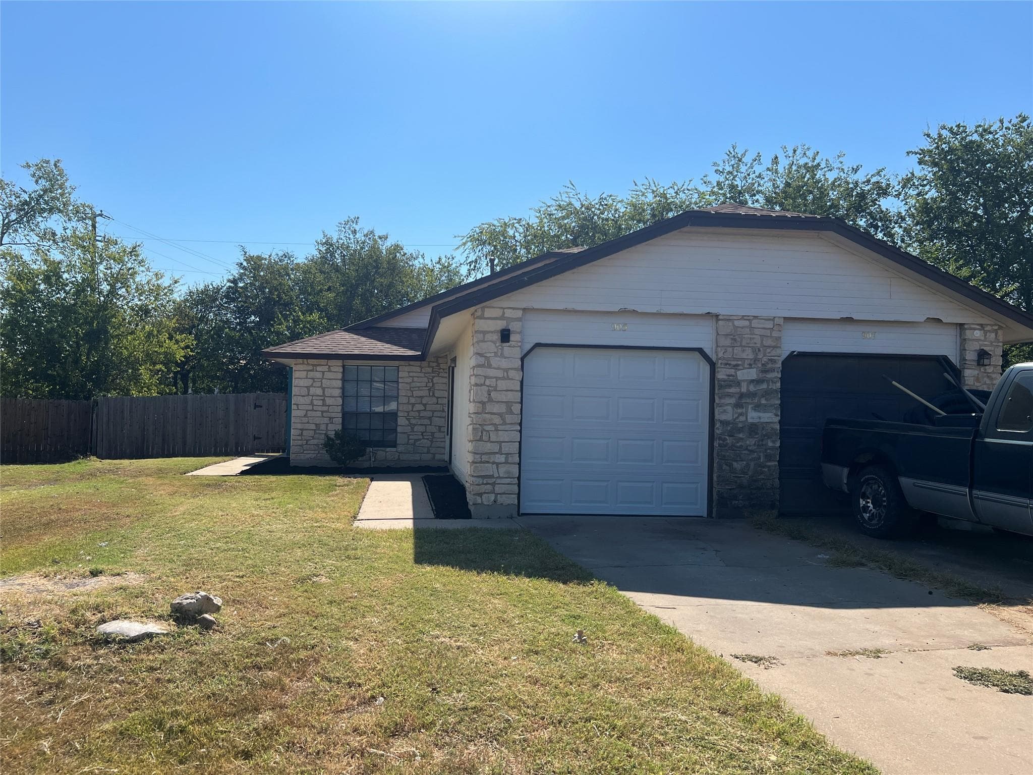905 & 907  Chisholm Cv