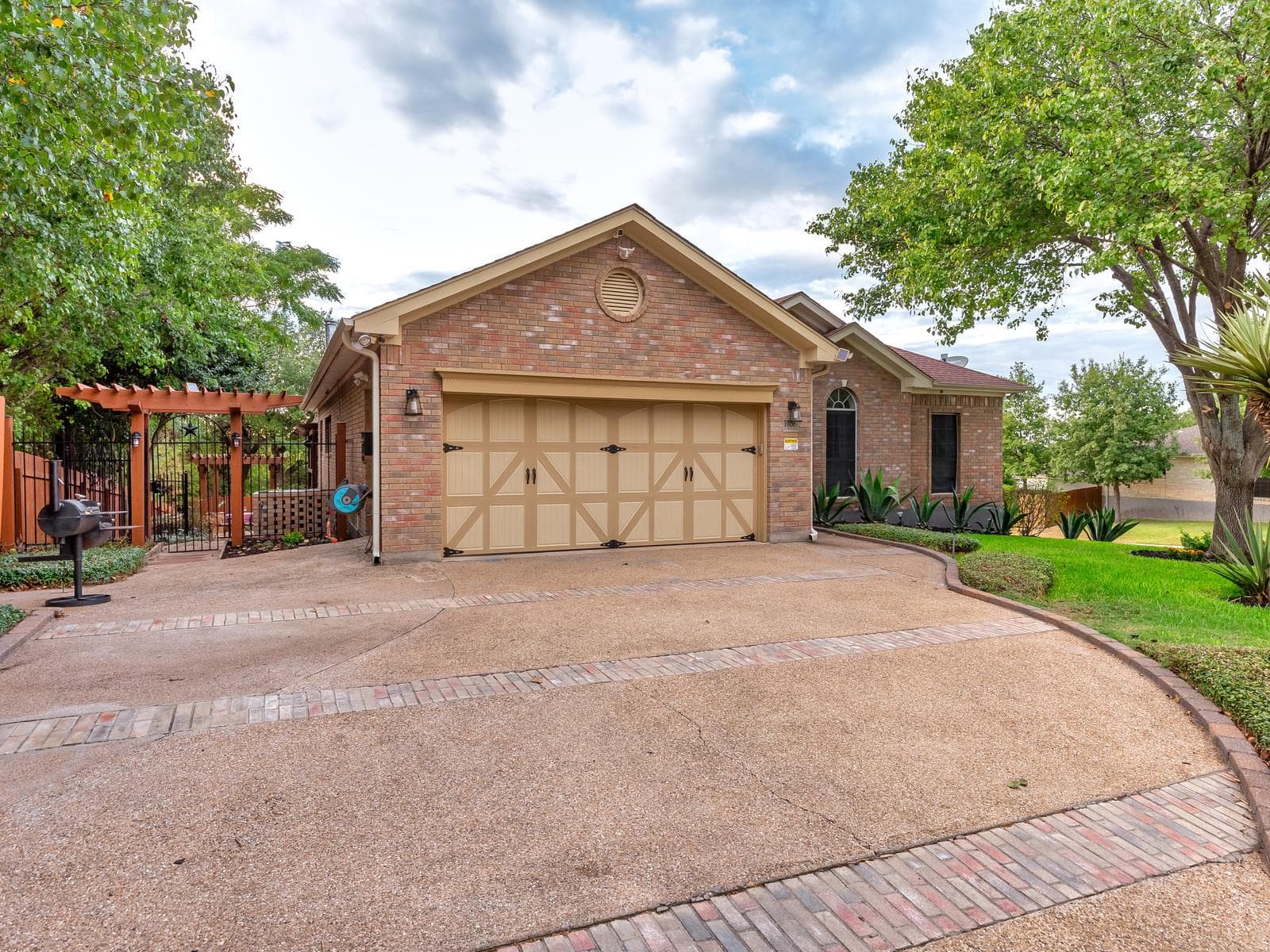1900  RED ROCK Dr