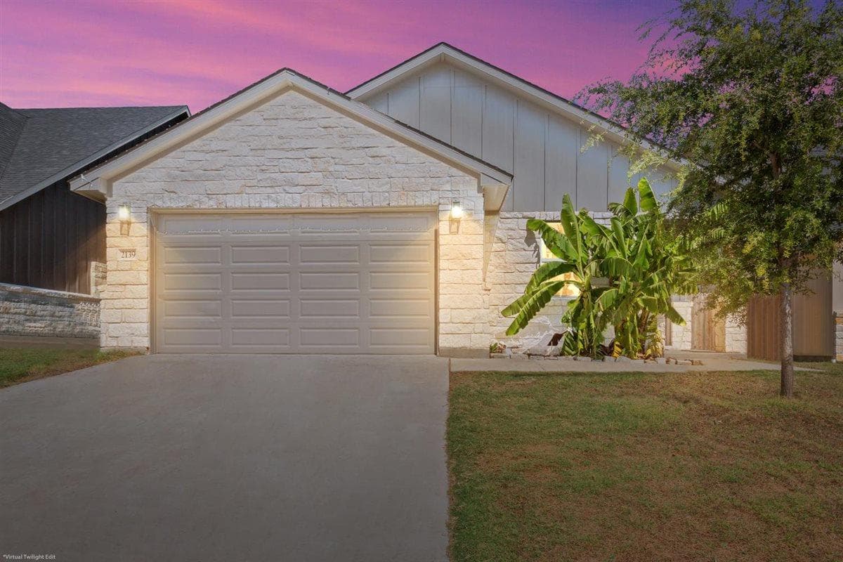2139 Blackhawk Loop