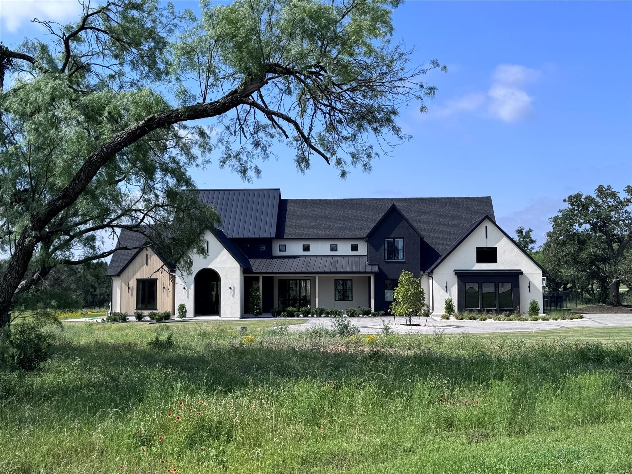 250  Hawthorne Ln