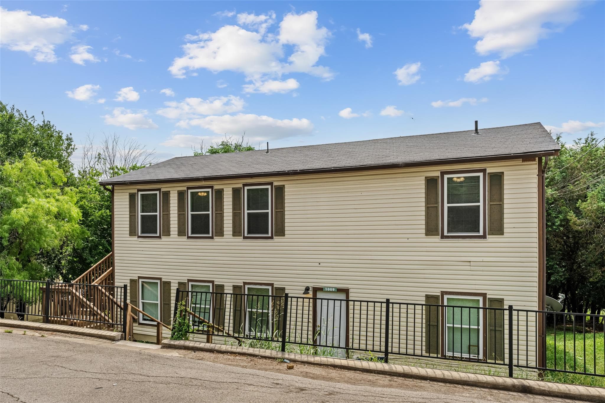 1009-1019 Advance St