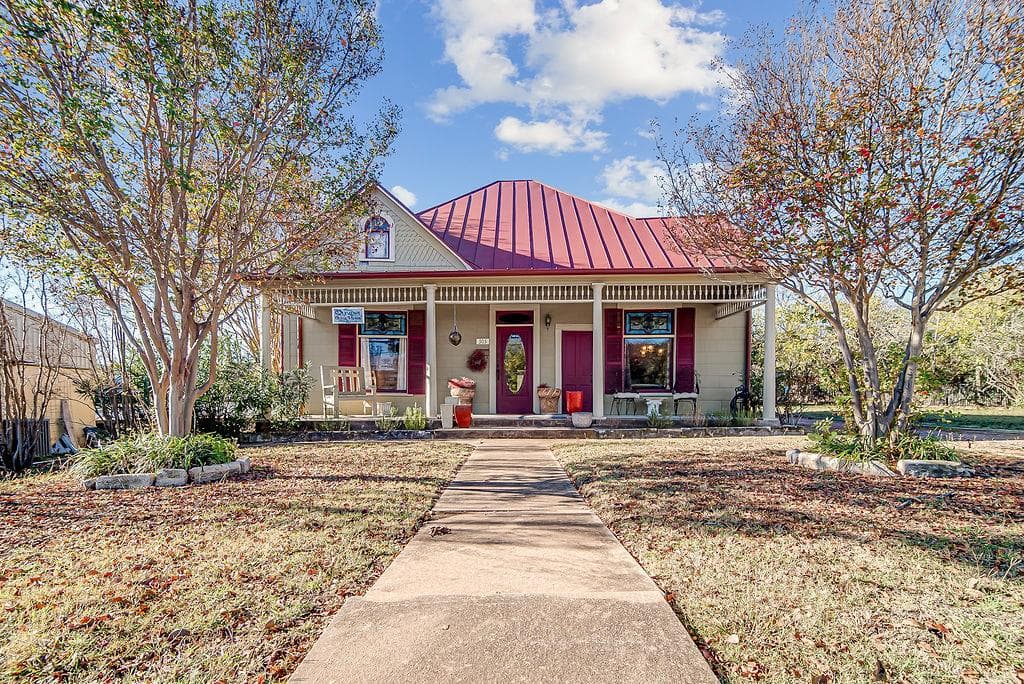 303 W Austin St