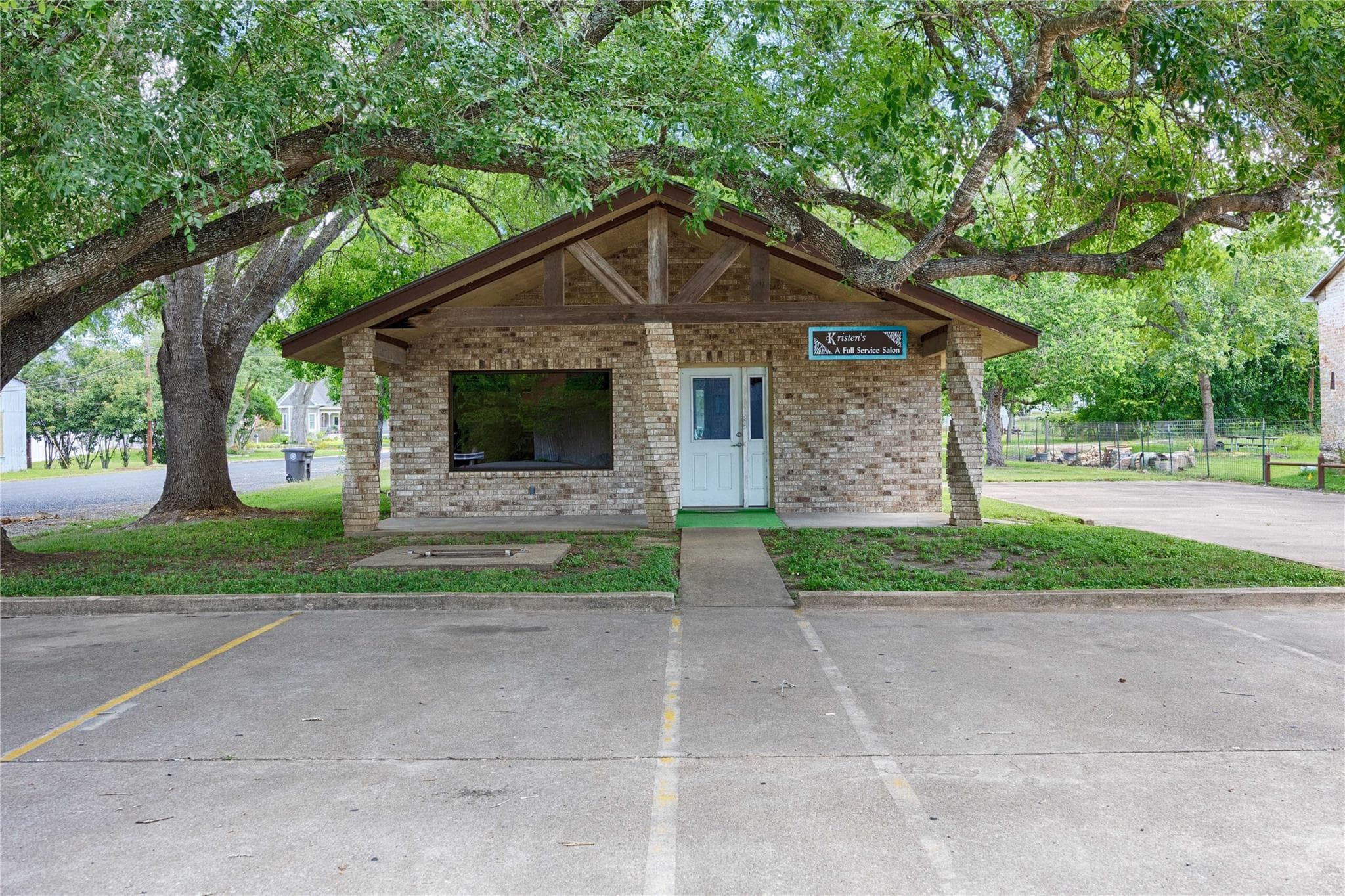 737 N Main St