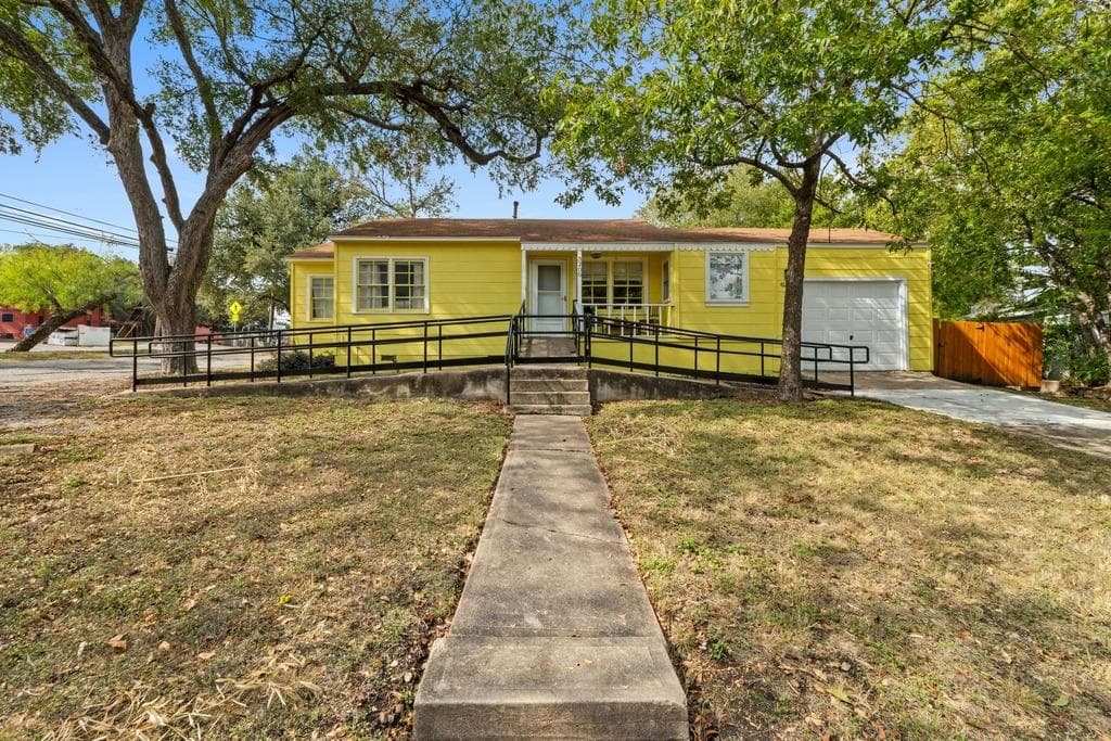 2710 Manor Rd