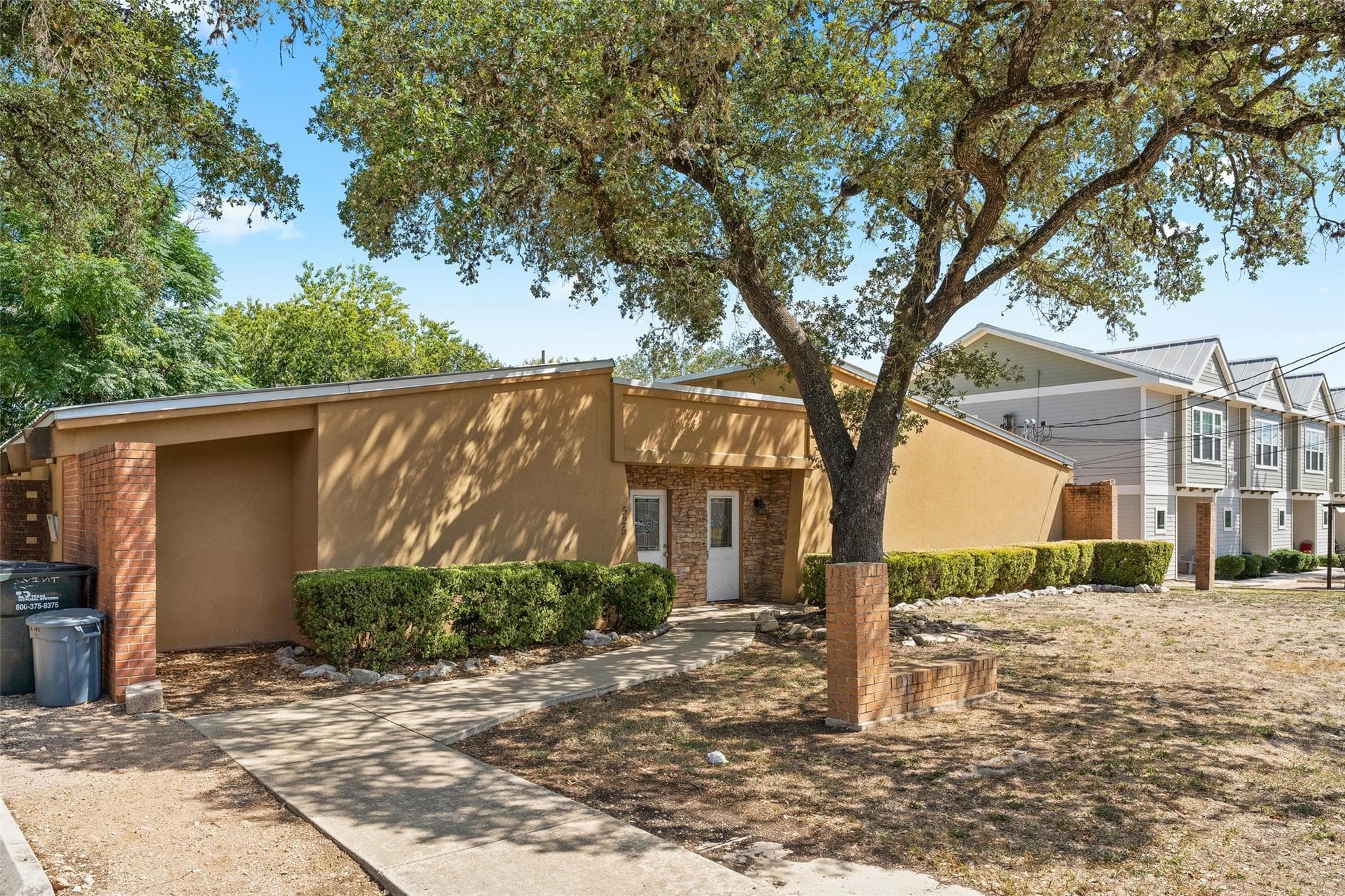 521 & 525 W Hutchison St