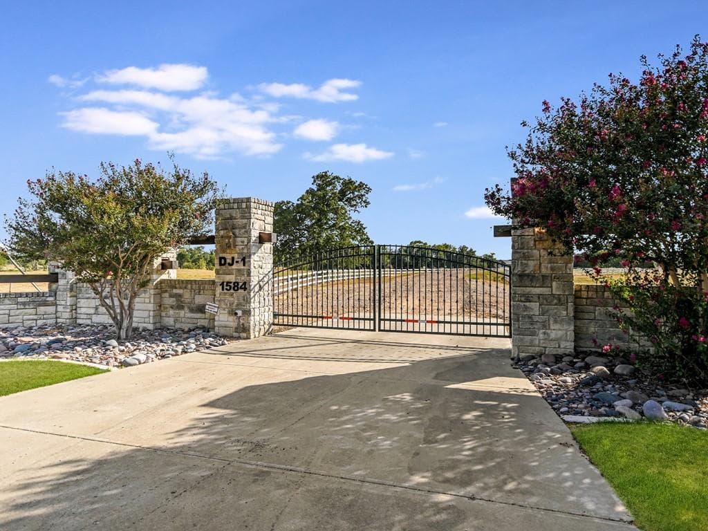 1584 County Road 226 Rd