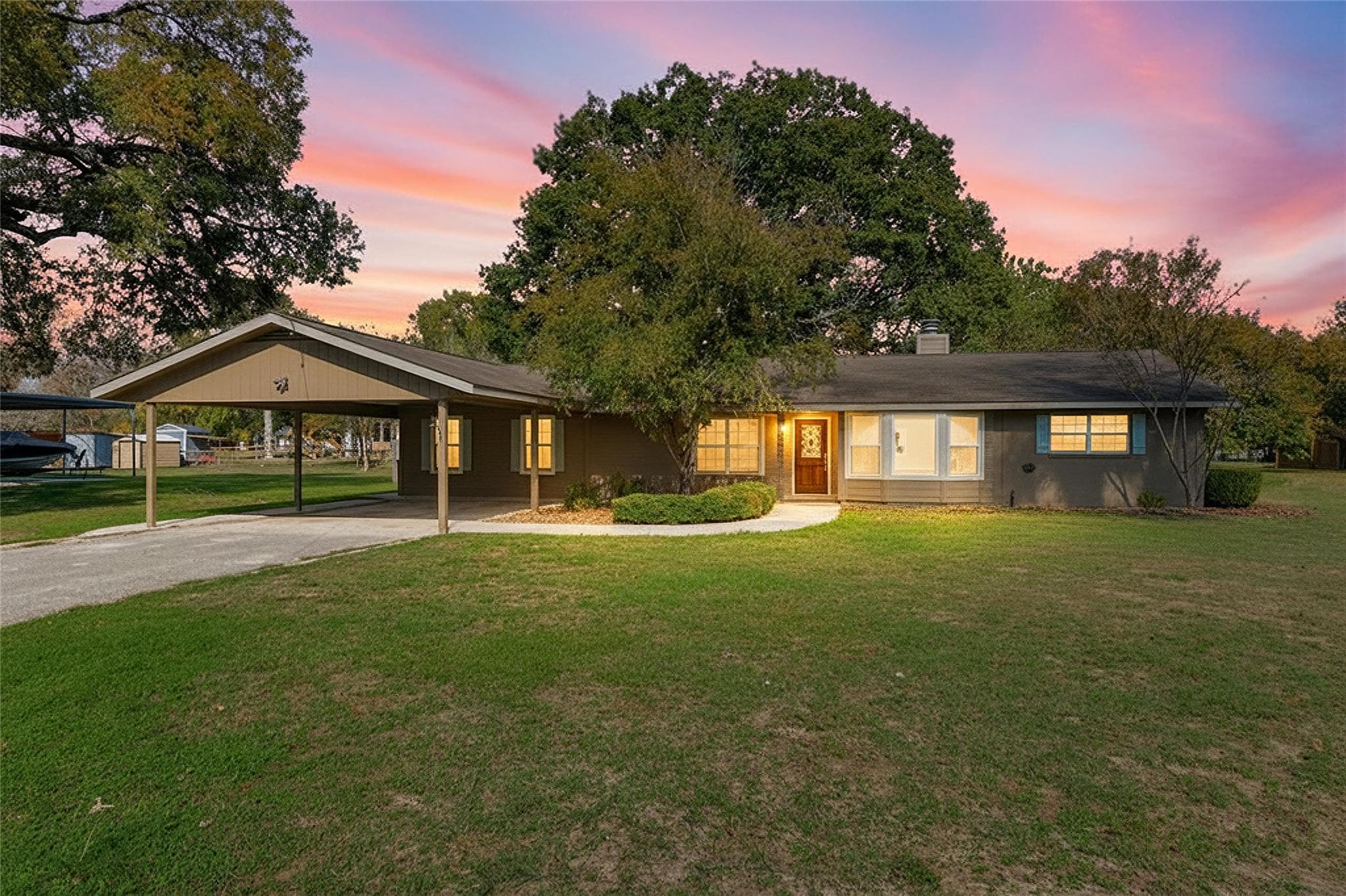 163 Lakeside Dr