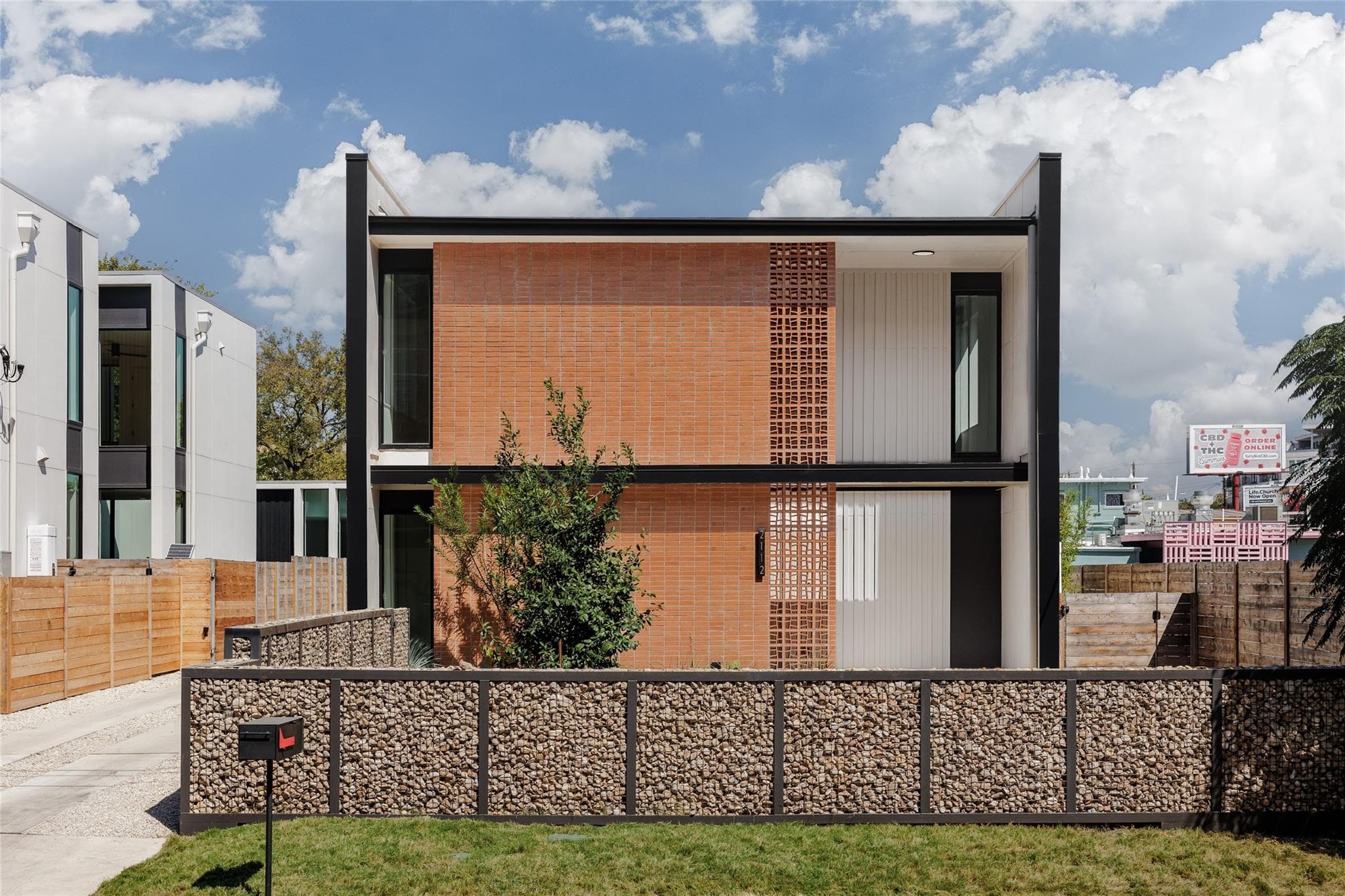 2112 Lawnmont Ave