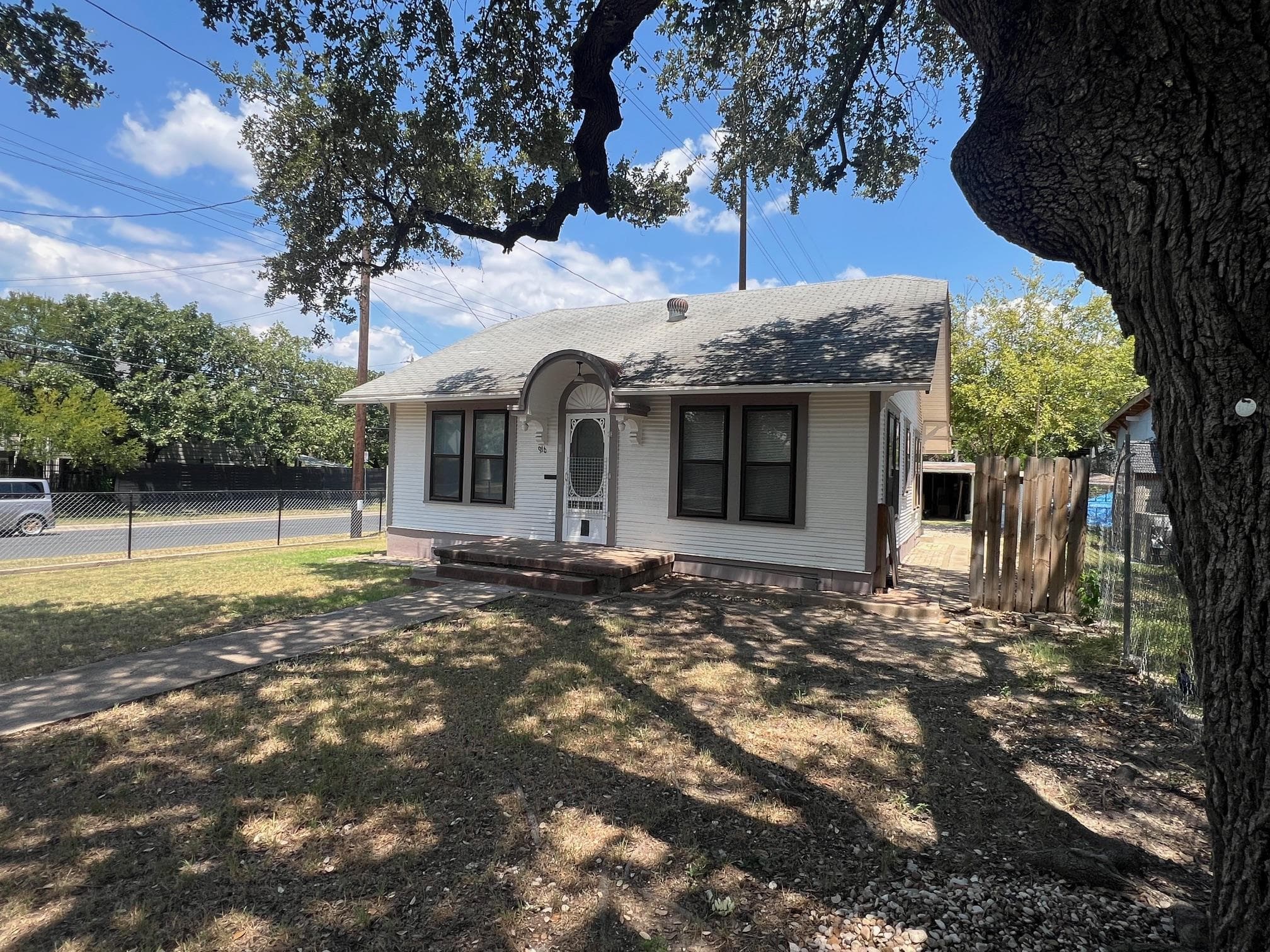 916 W Live Oak St W