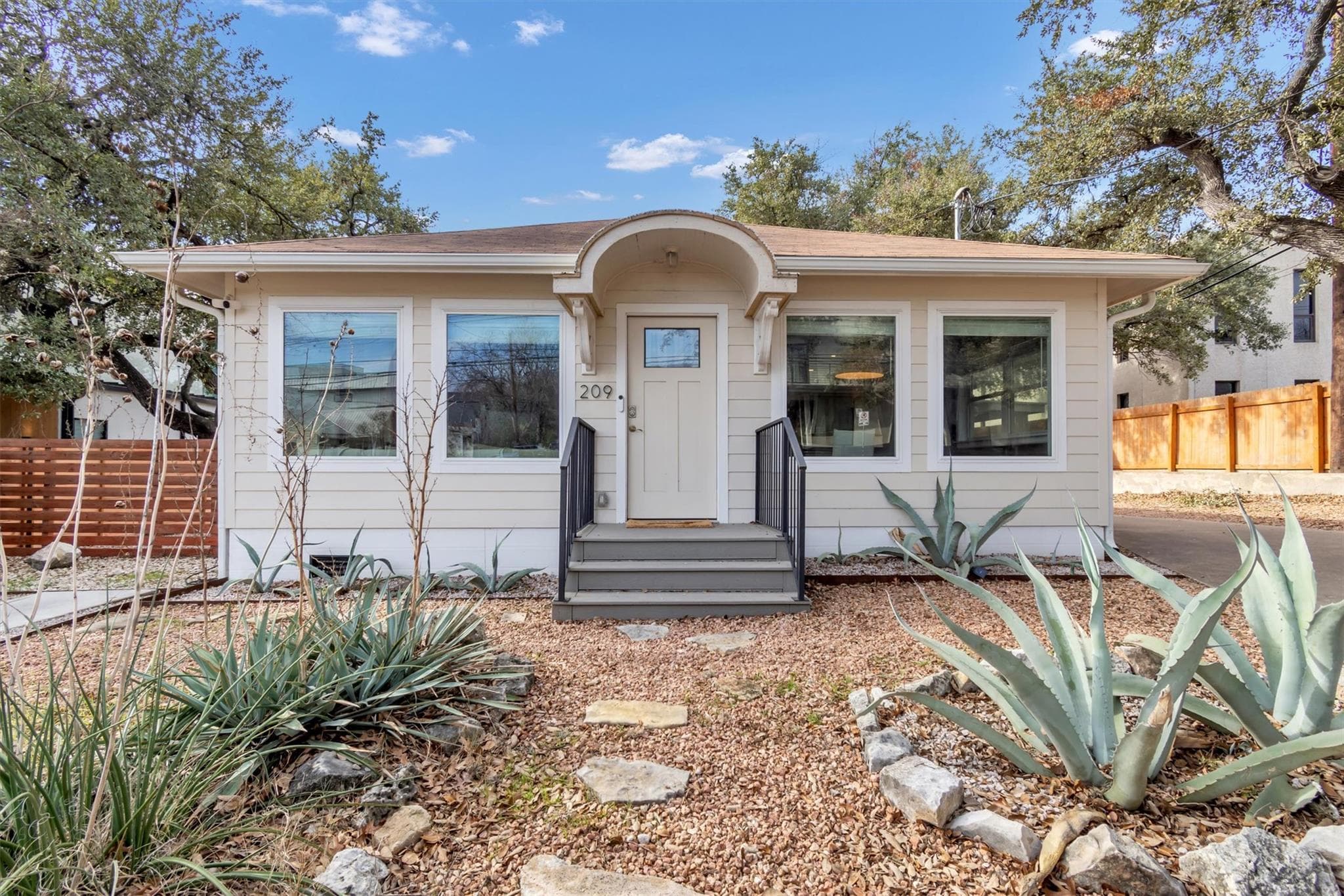 209 E Live Oak St #1/2