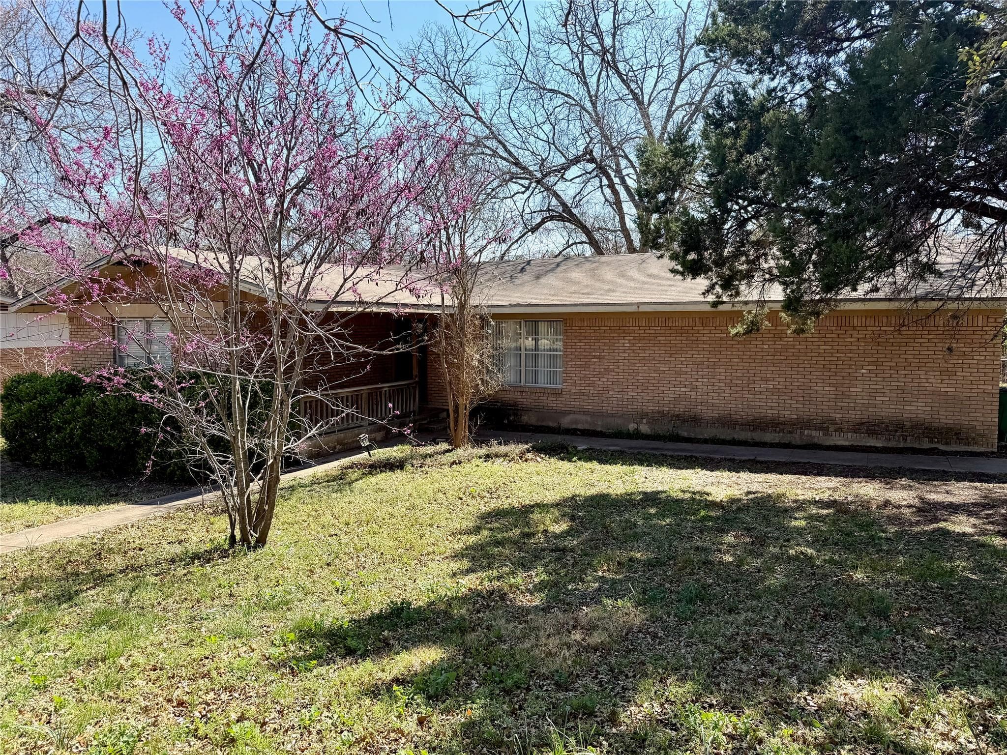 305 W Caddo St