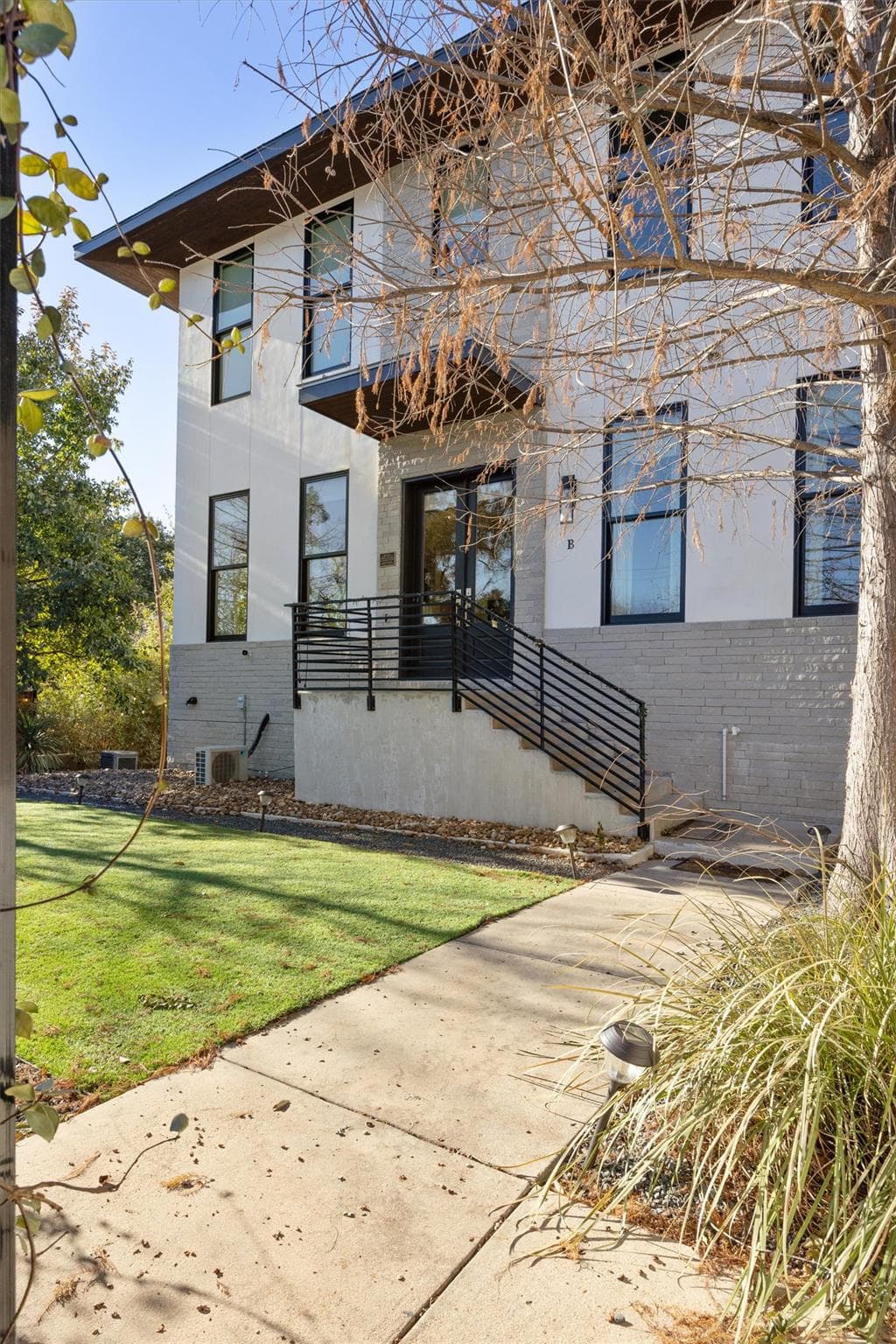 1410 Woodlawn Blvd #B