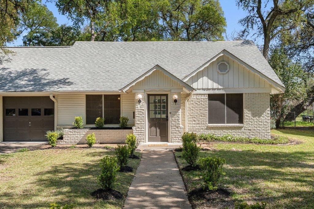 5105 Plumas Ln