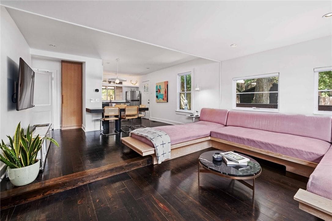 503 E Live Oak St None