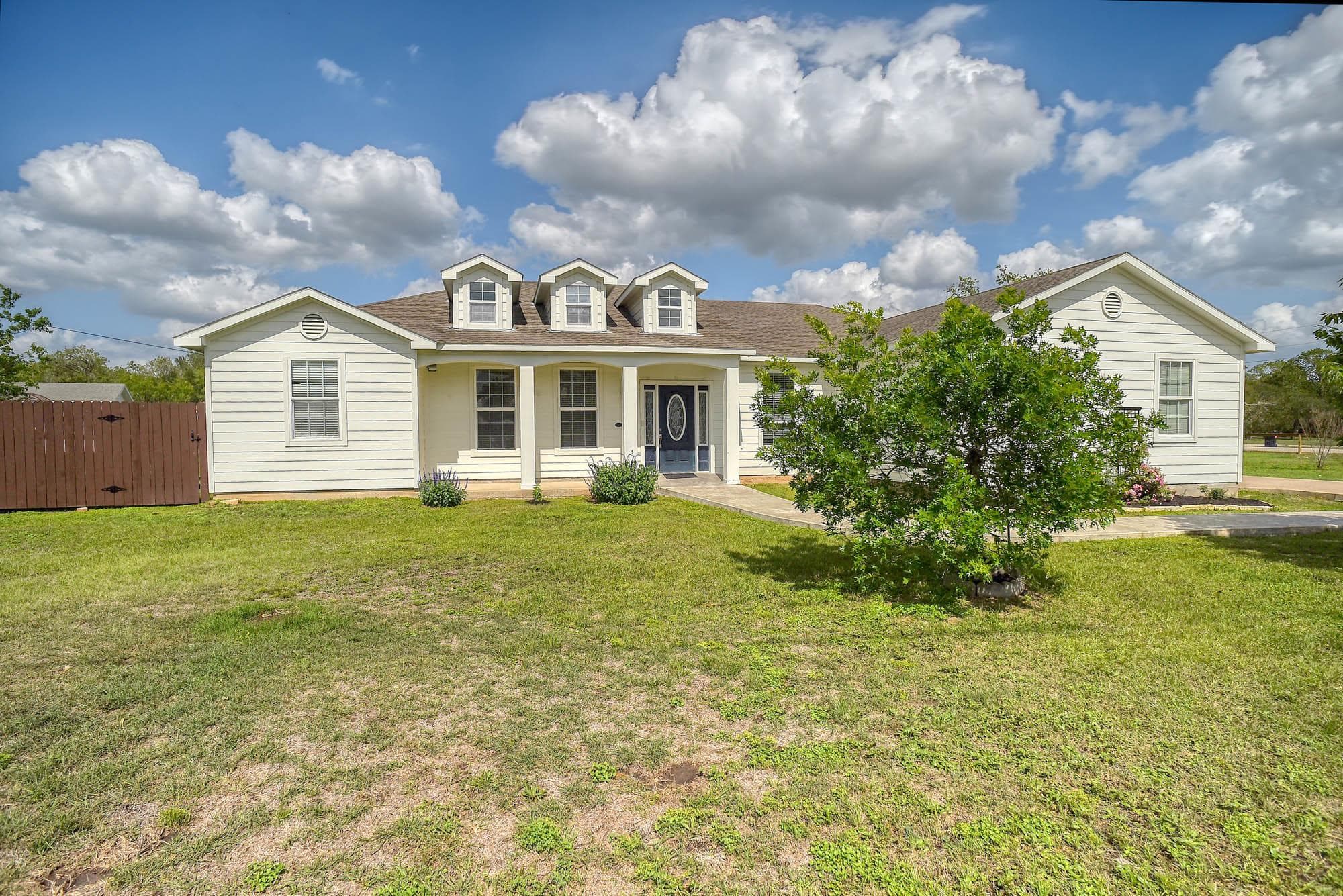 102 W Oak Loop