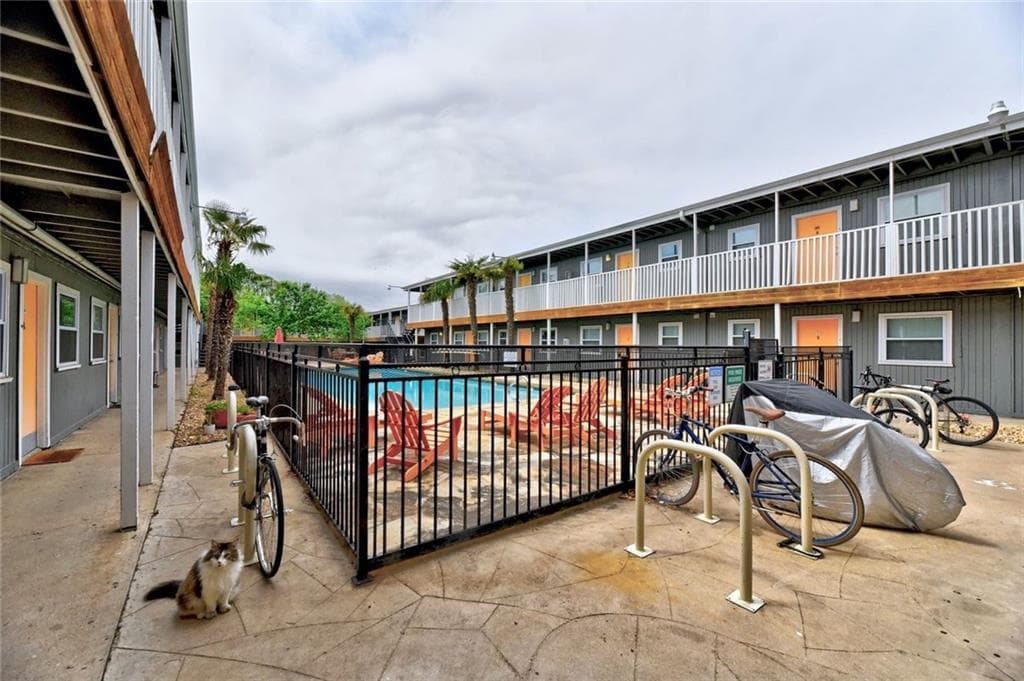 2401 Manor Rd #102