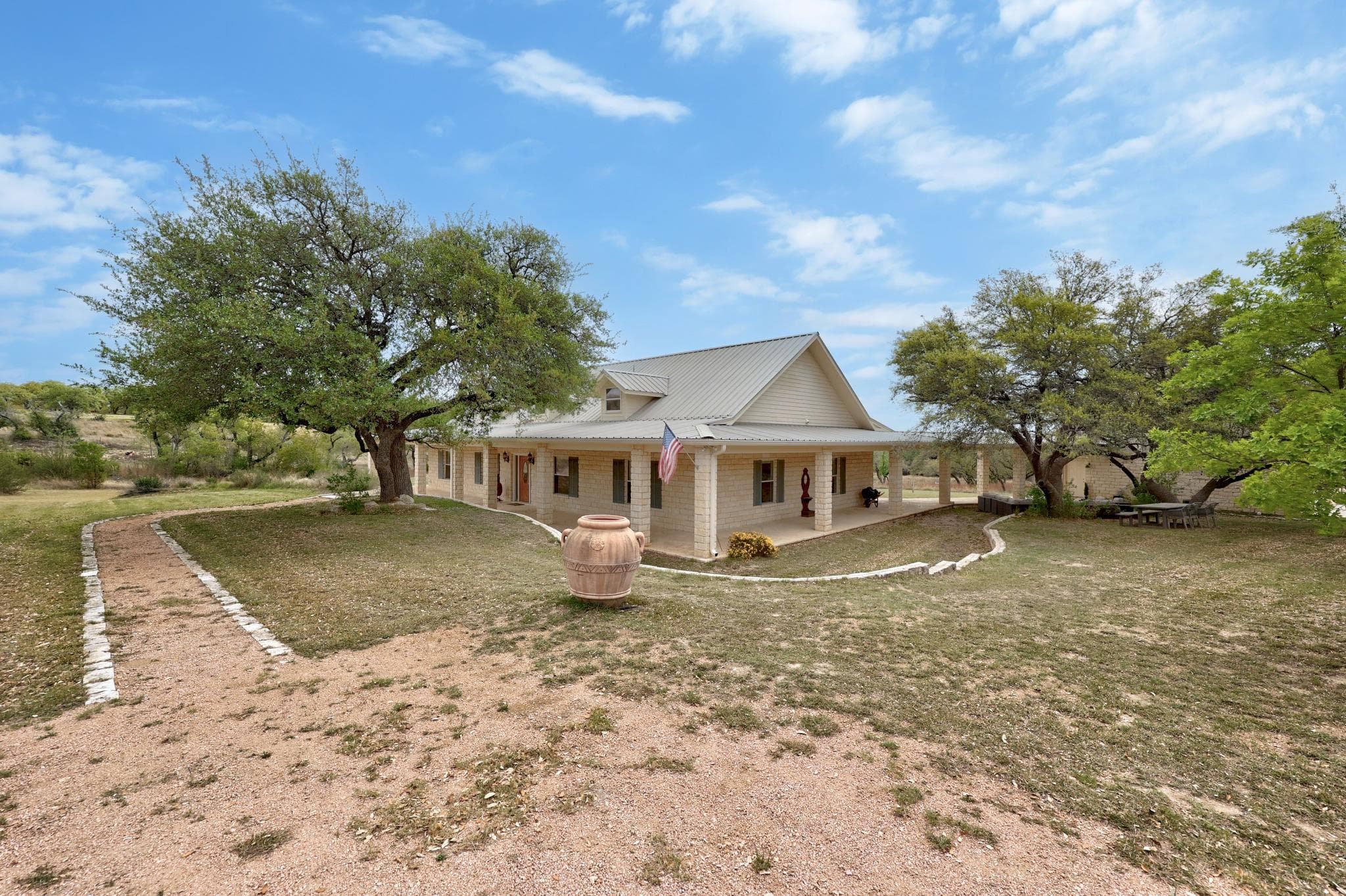 301 Hall Ln