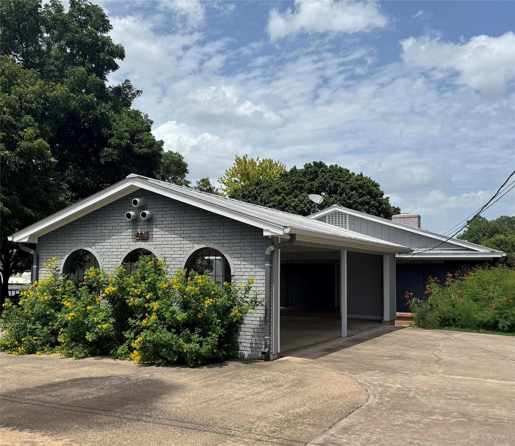208 Riverside Dr